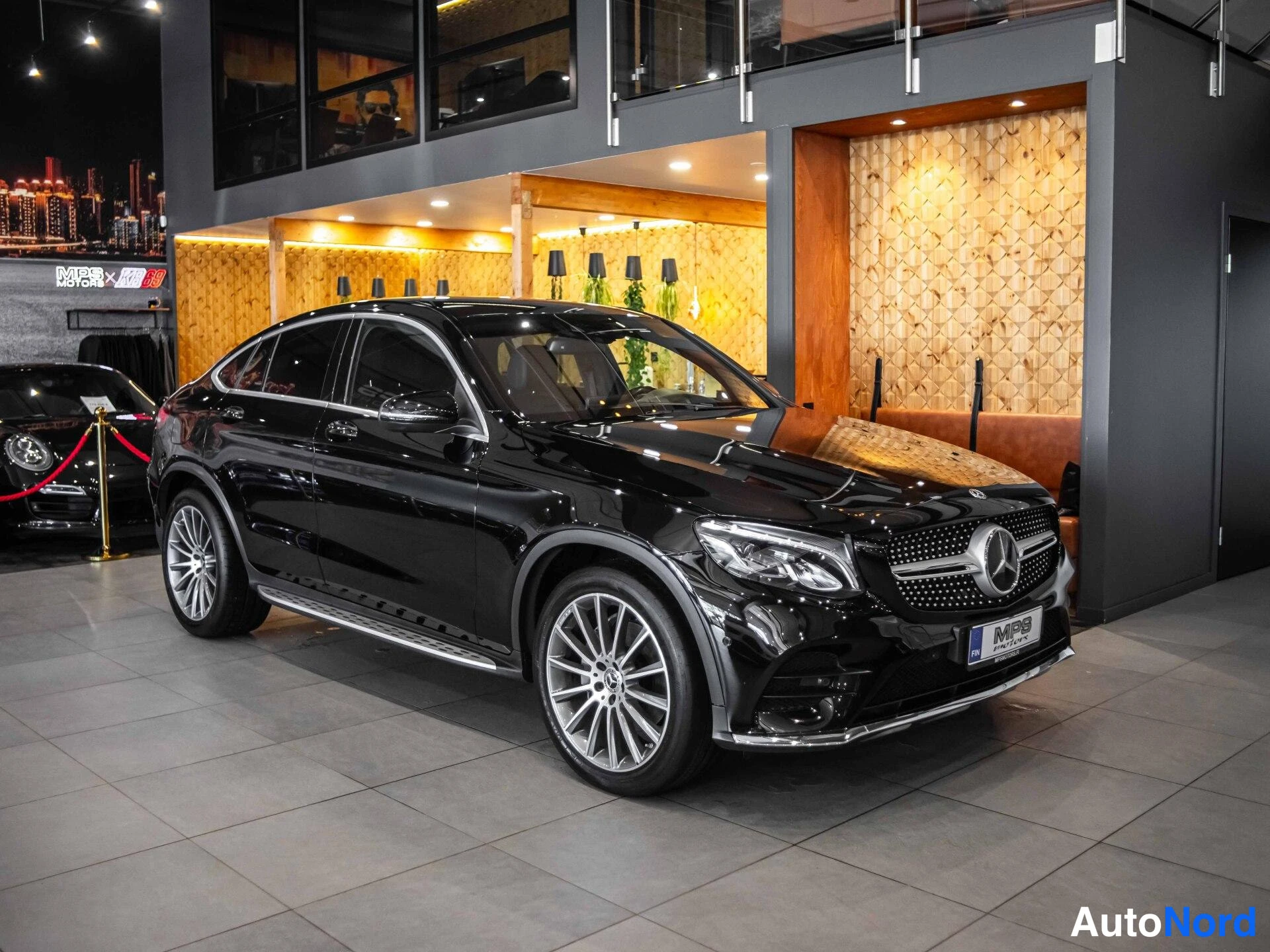 Musta Mercedes-Benz GLC 250 4MATIC 2017, etuviisto, keula oikealle, kuva 2