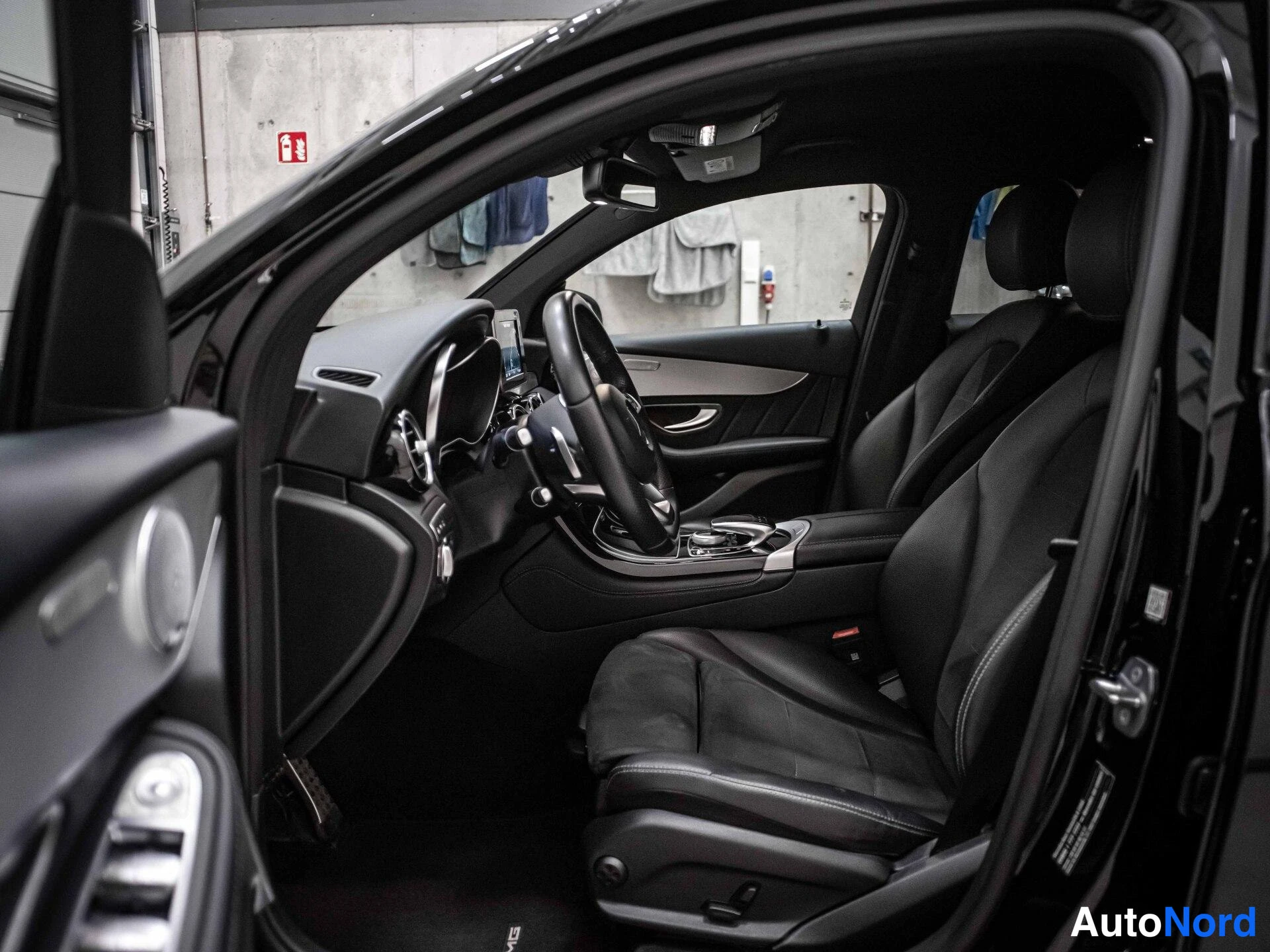 Musta Mercedes-Benz GLC 250 4MATIC 2017, ohjaamo, kuva 8