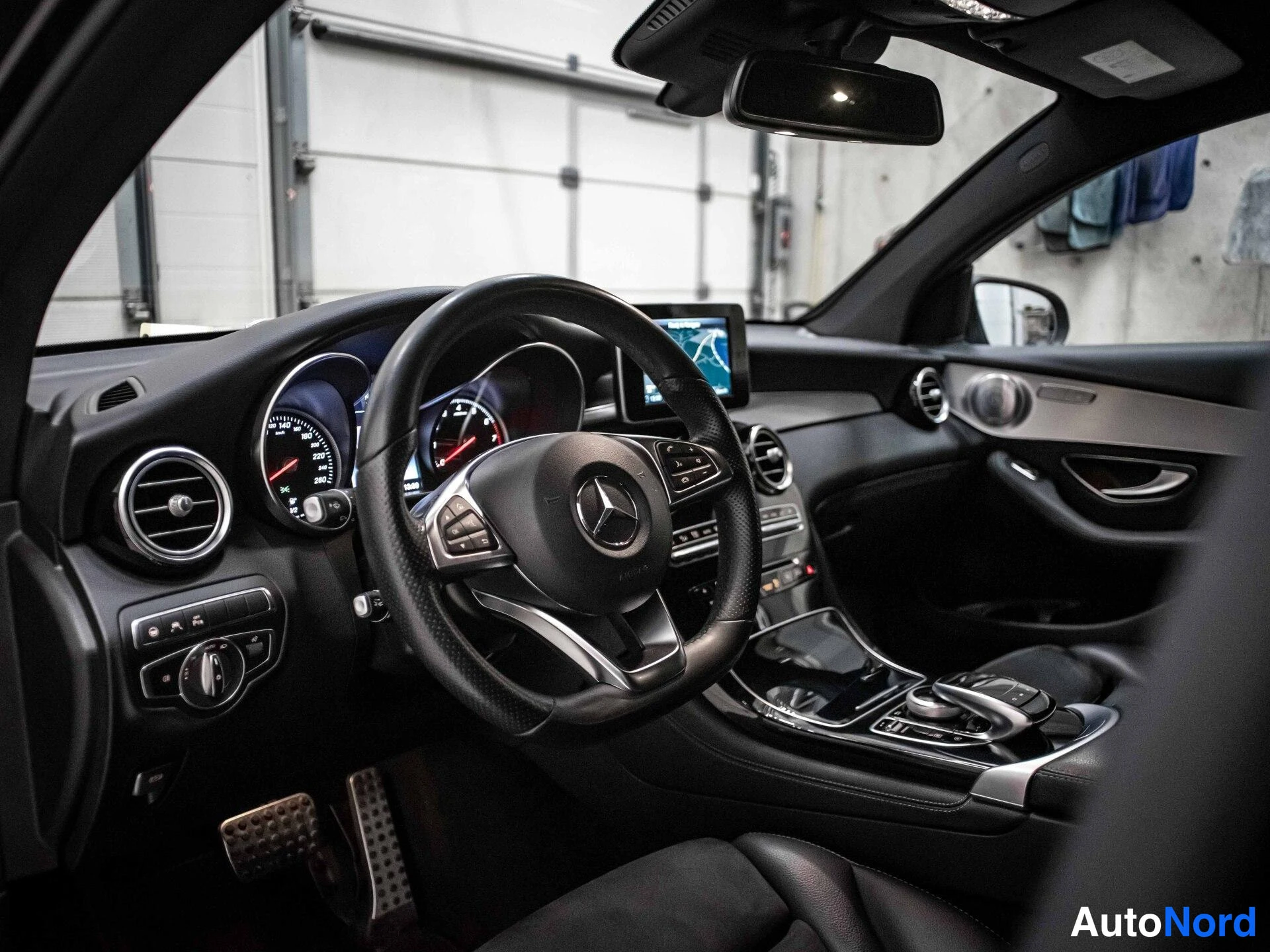Musta Mercedes-Benz GLC 250 4MATIC 2017, ohjaamo, kuva 9