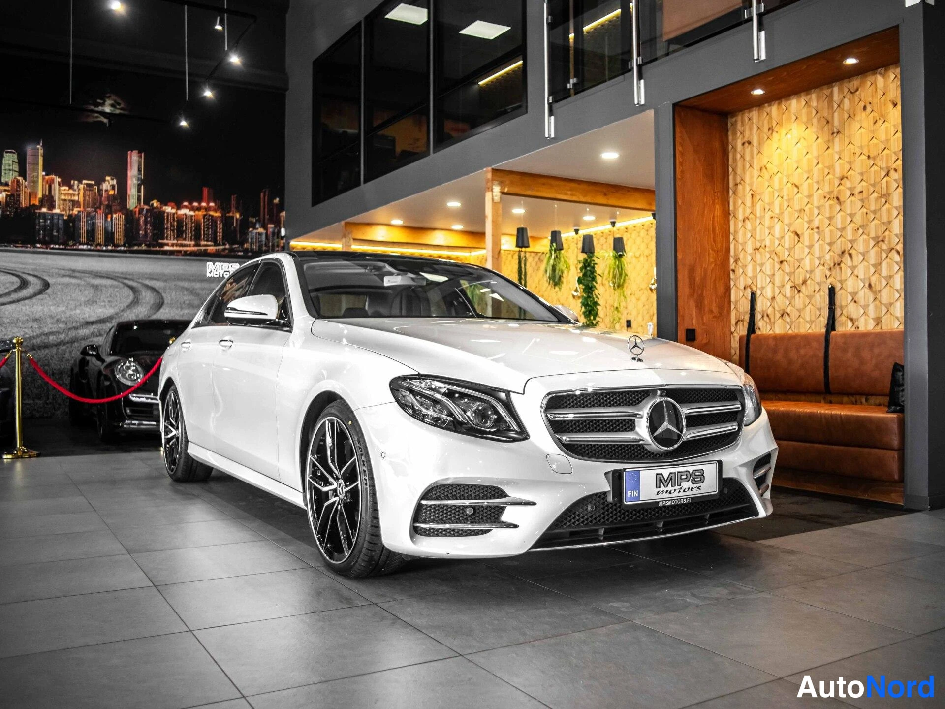Valkoinen Mercedes-Benz E 250 2018, etuviisto, keula oikealle, kuva 3