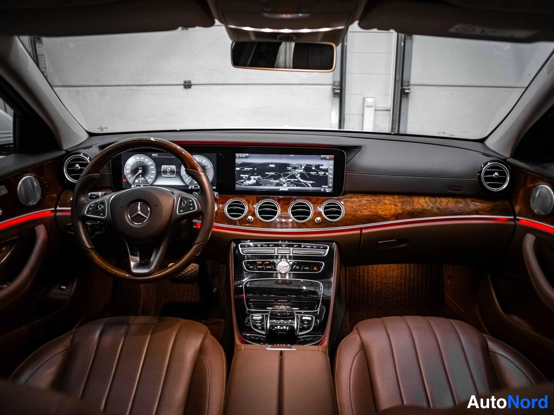 Valkoinen Mercedes-Benz E 250 2018, ohjaamo, kuva 11
