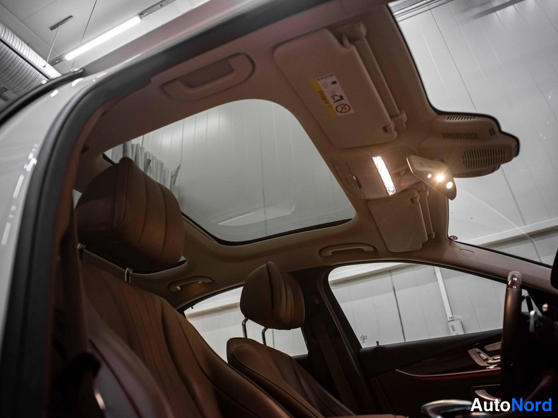 Valkoinen Mercedes-Benz E 250 2018, ohjaamo, kuva 12
