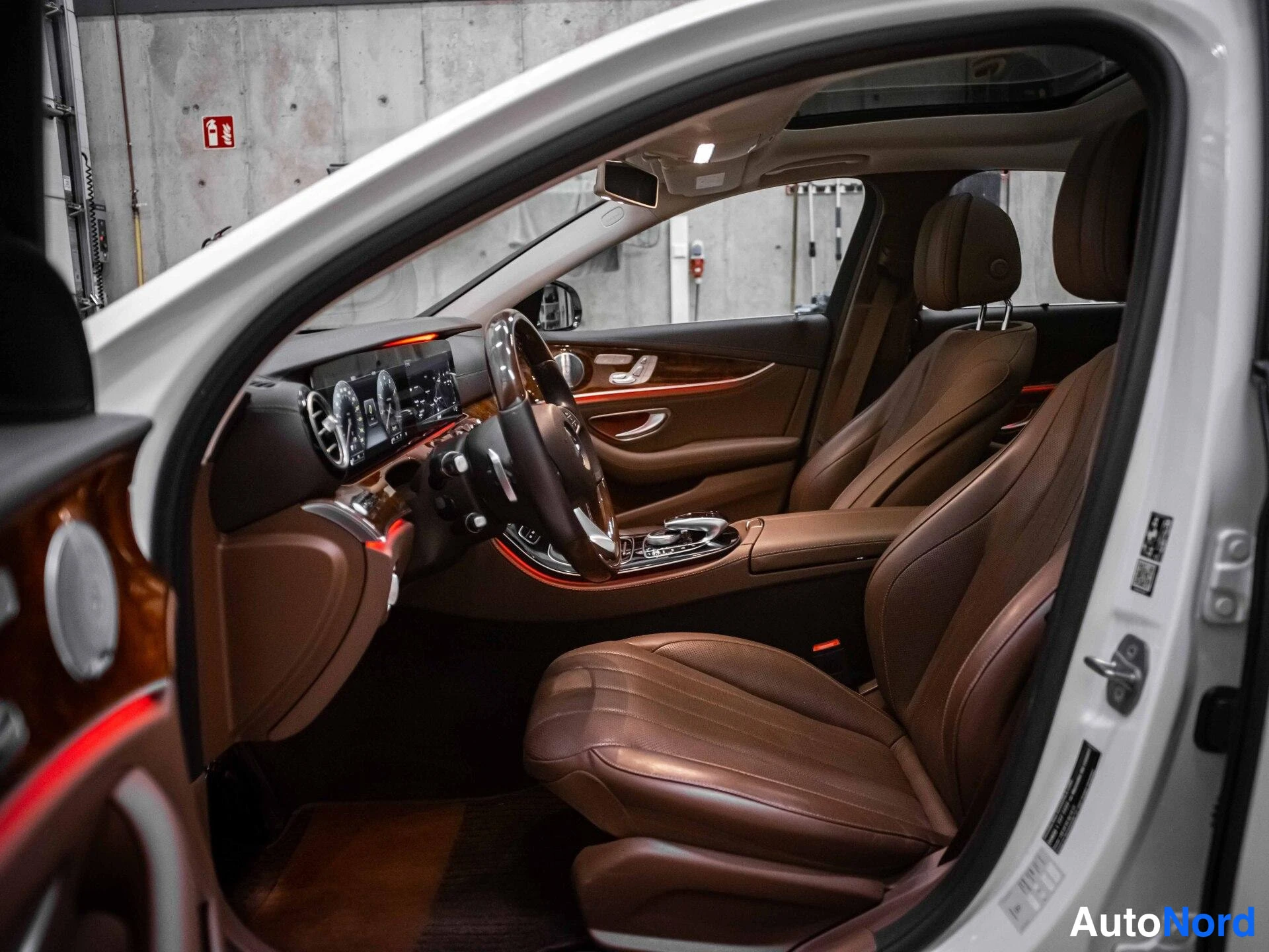 Valkoinen Mercedes-Benz E 250 2018, ohjaamo, kuva 8