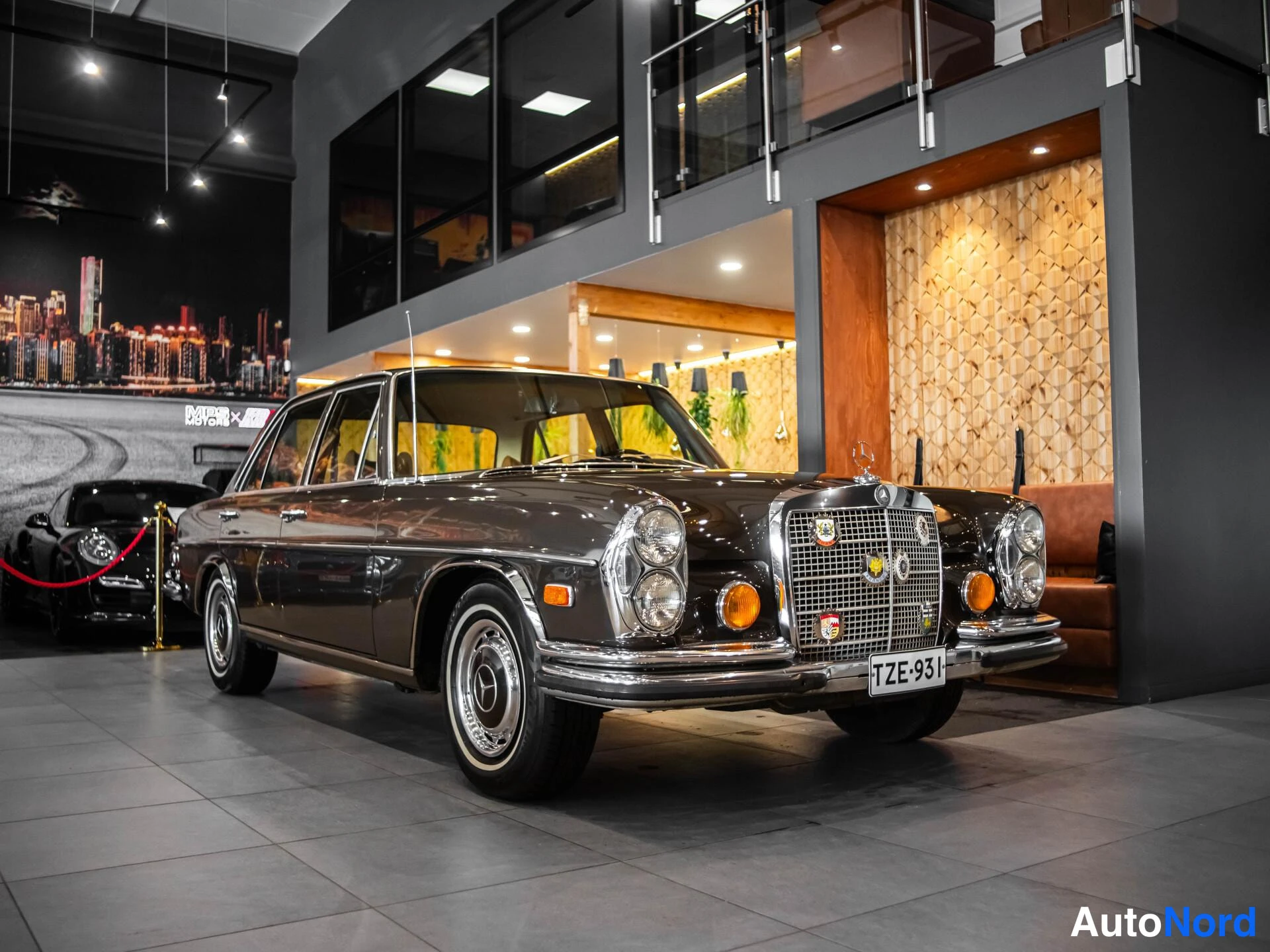 Ruskea Mercedes-Benz 280 1972, etuviisto, keula oikealle, kuva 4