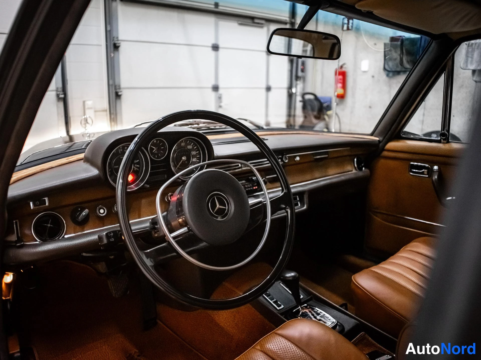 Ruskea Mercedes-Benz 280 1972, ohjaamo, kuva 8
