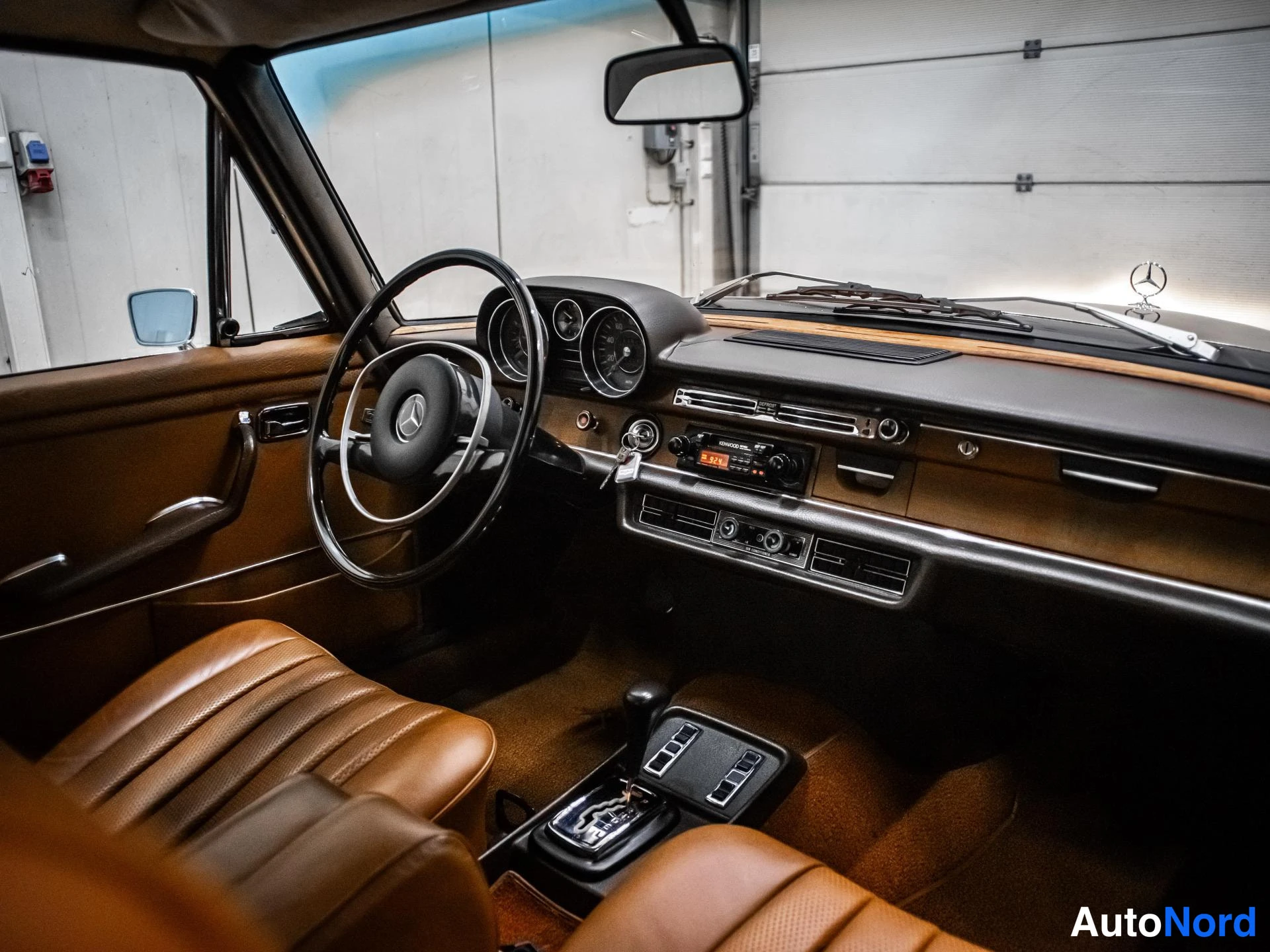 Ruskea Mercedes-Benz 280 1972, ohjaamo, kuva 9