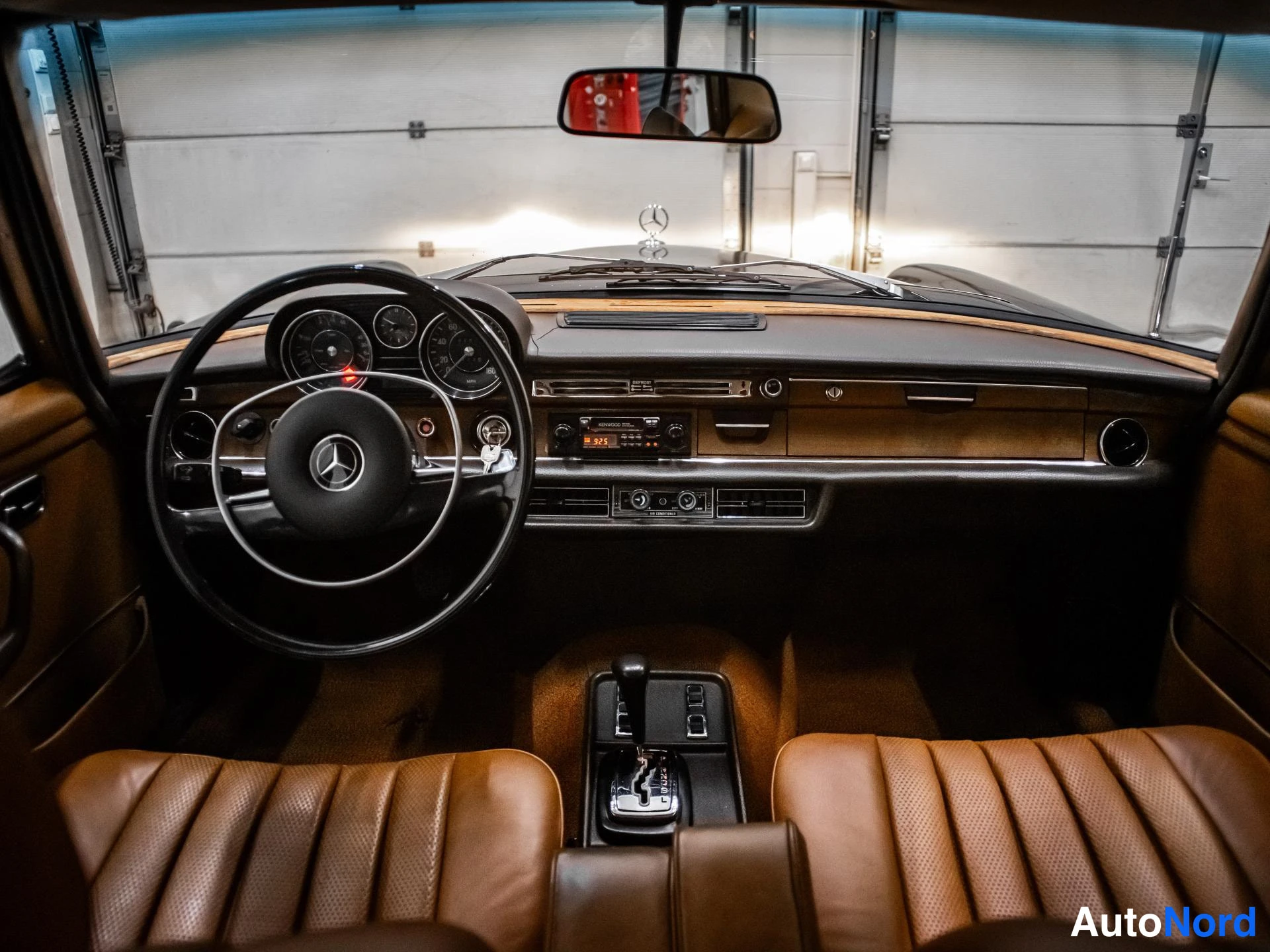 Ruskea Mercedes-Benz 280 1972, ohjaamo, kuva 10