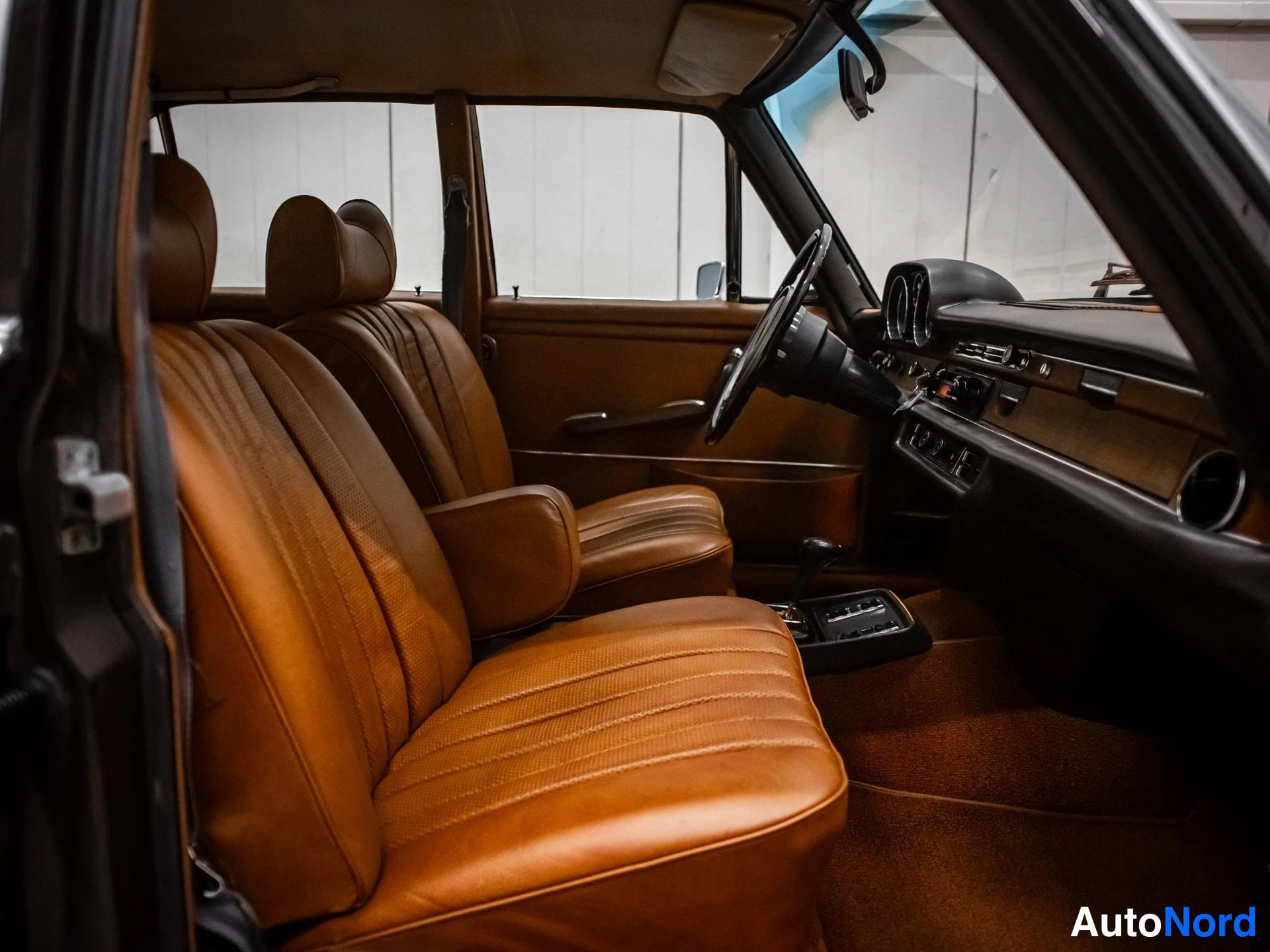Ruskea Mercedes-Benz 280 1972, etuistuimet, kuva 13