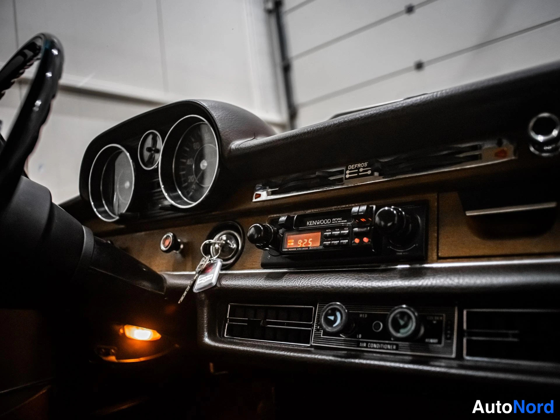 Ruskea Mercedes-Benz 280 1972, ohjaamo, kuva 11