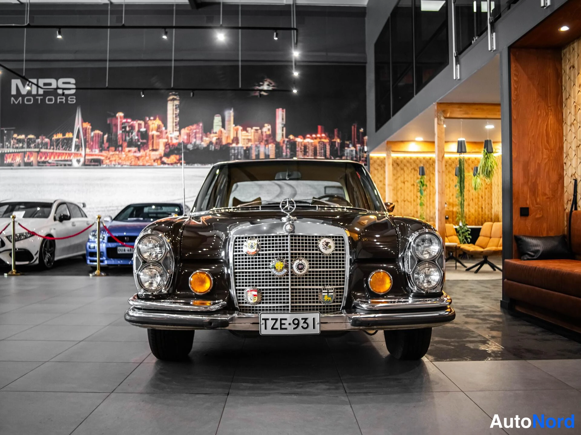 Ruskea Mercedes-Benz 280 1972, edestä, kuva 5
