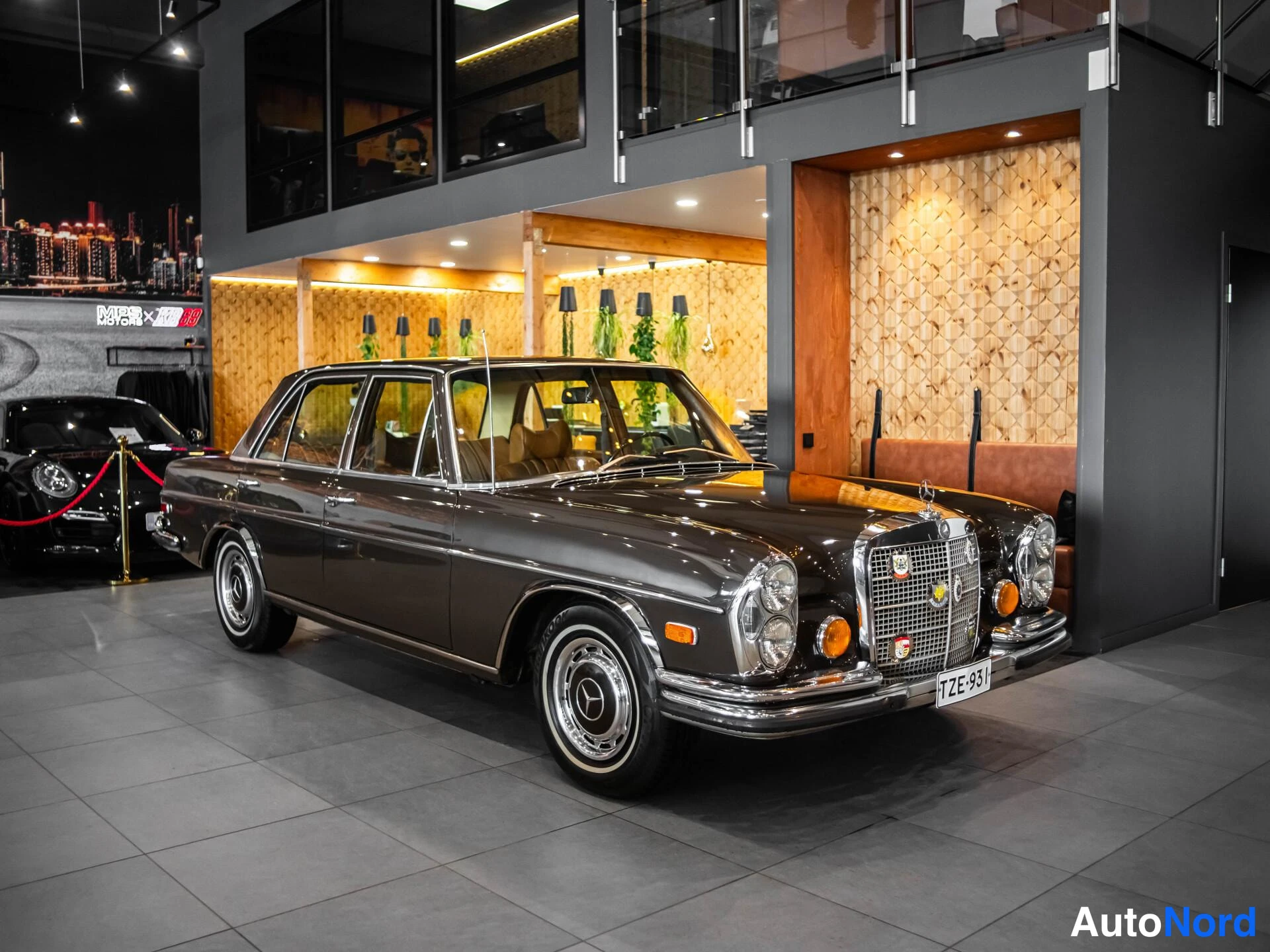 Ruskea Mercedes-Benz 280 1972, etuviisto, keula oikealle, kuva 3
