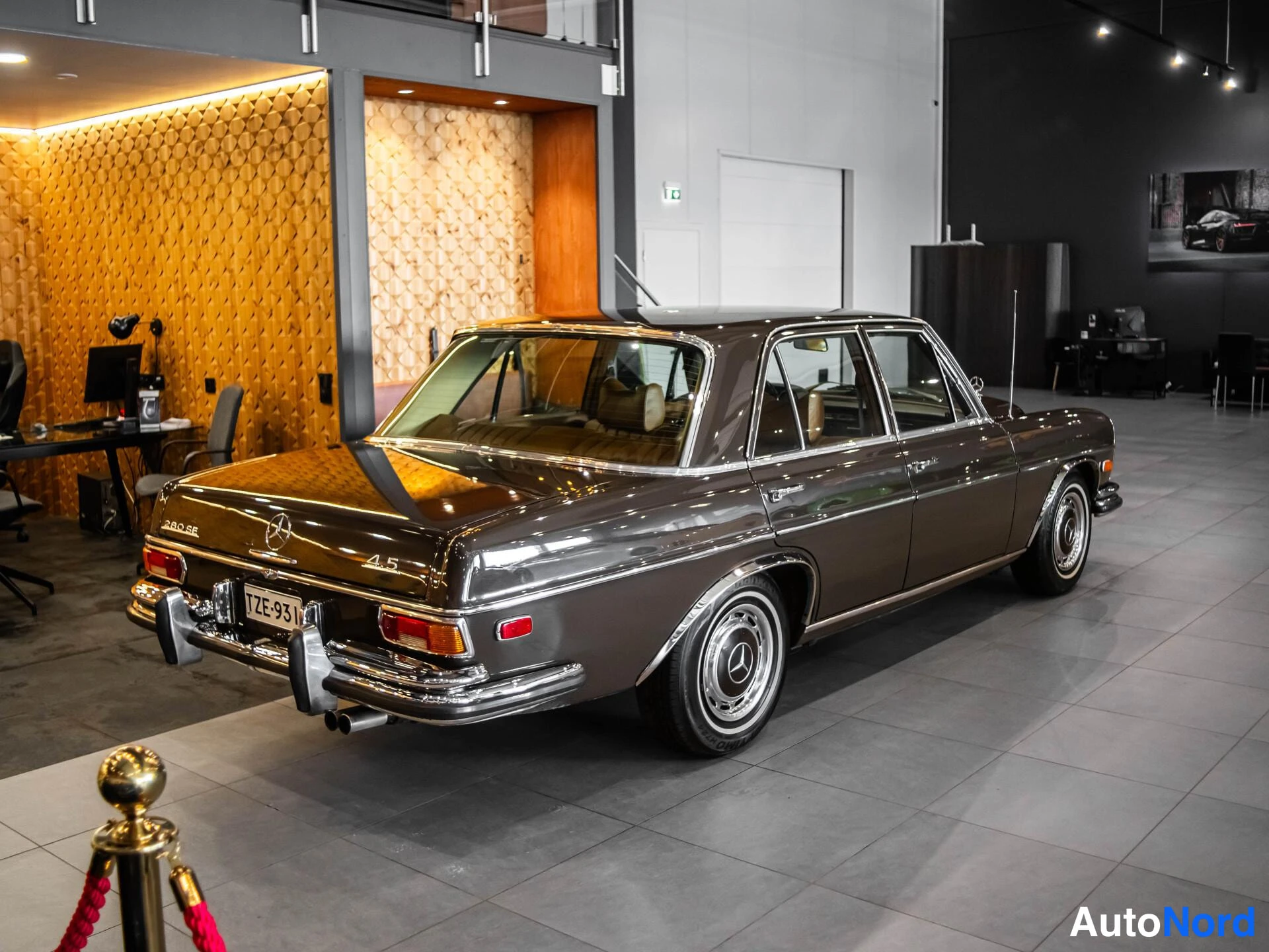 Ruskea Mercedes-Benz 280 1972, takaviisto, kuva 6