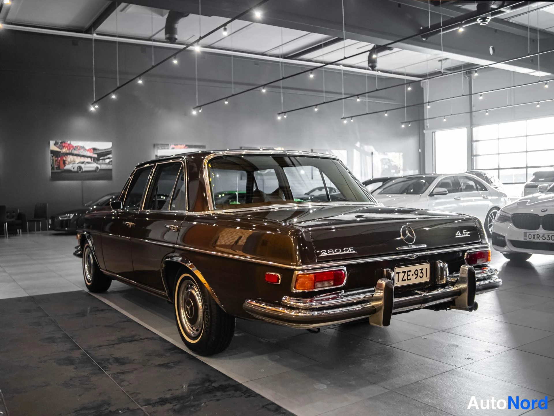 Ruskea Mercedes-Benz 280 1972, takaviisto, kuva 7
