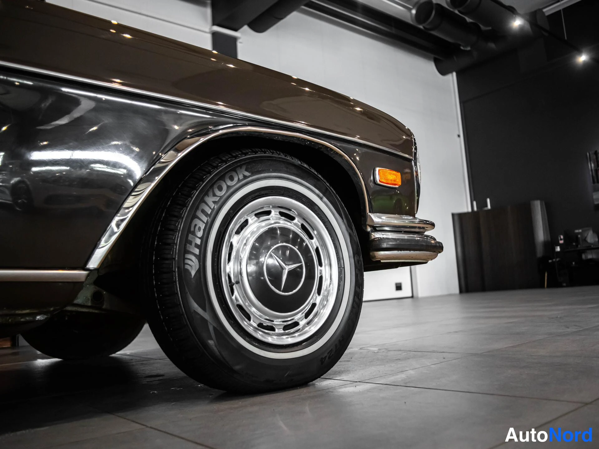 Ruskea Mercedes-Benz 280 1972, yksityiskohta, kuva 16