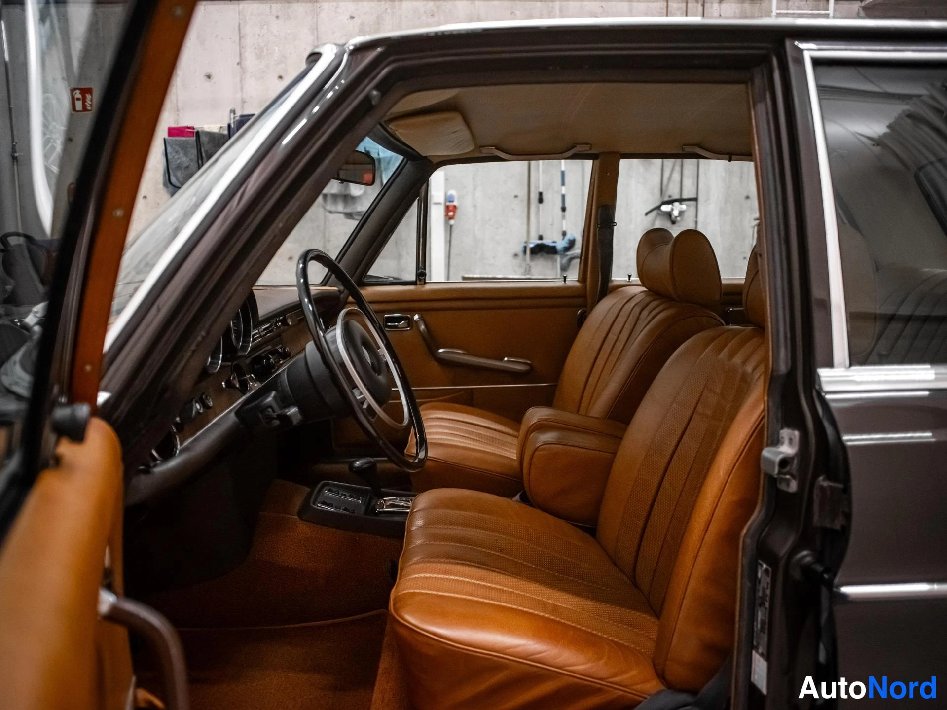 Ruskea Mercedes-Benz 280 1972, etuistuimet, kuva 12