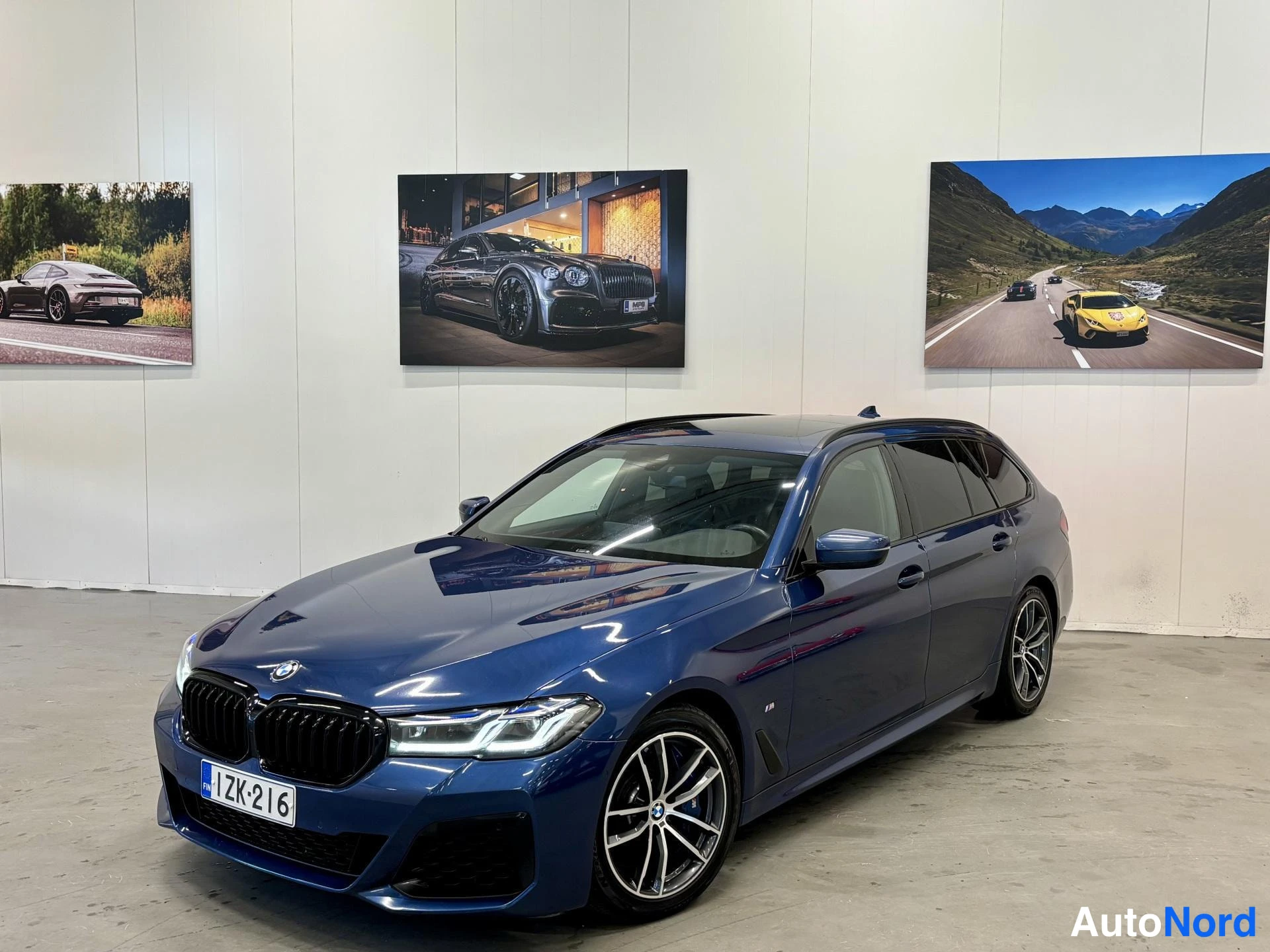 Sininen BMW 530d xDrive 2021, etuviisto, keula vasemmalle, kuva 2