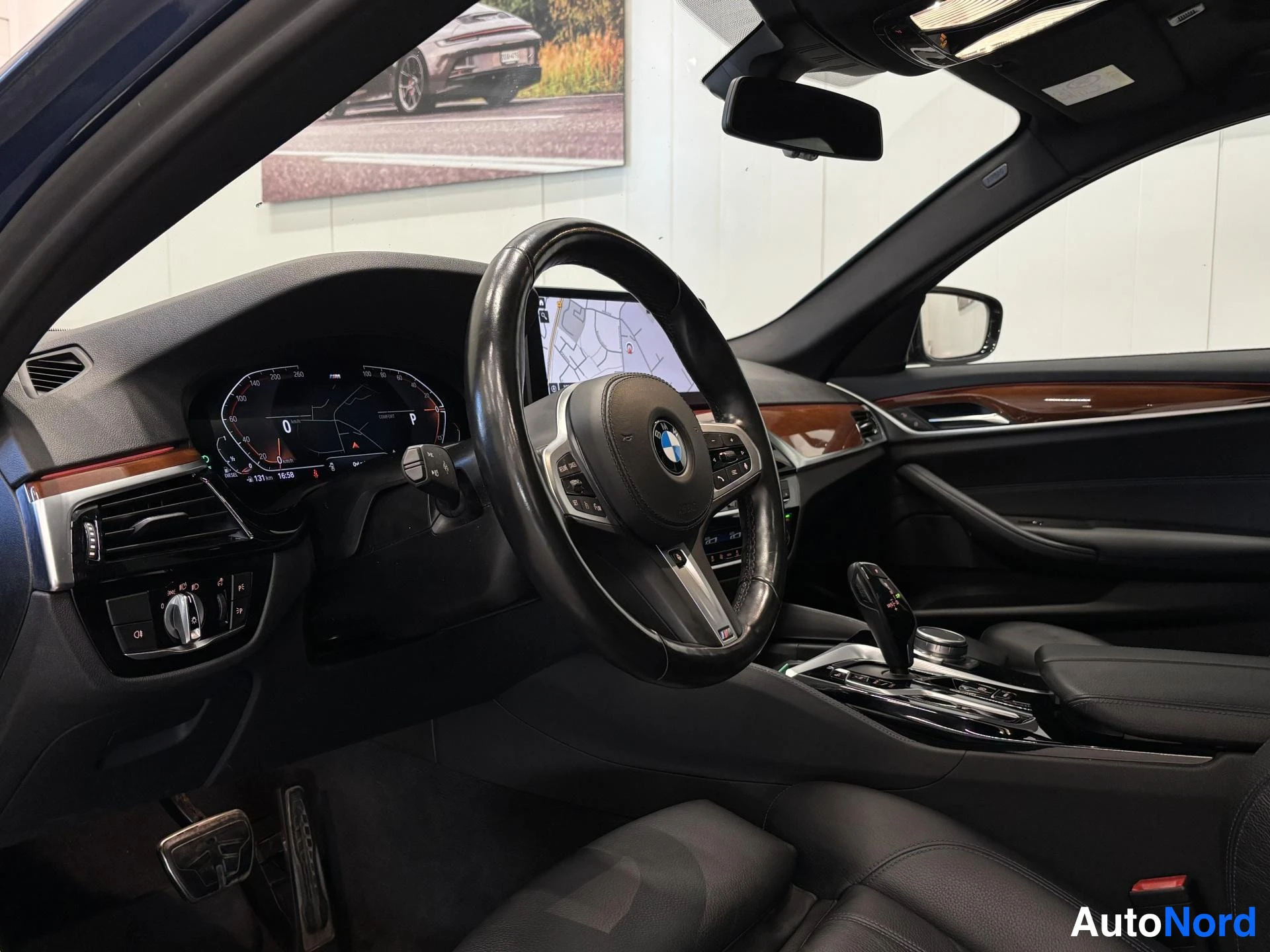 Sininen BMW 530d xDrive 2021, ohjaamo, kuva 10