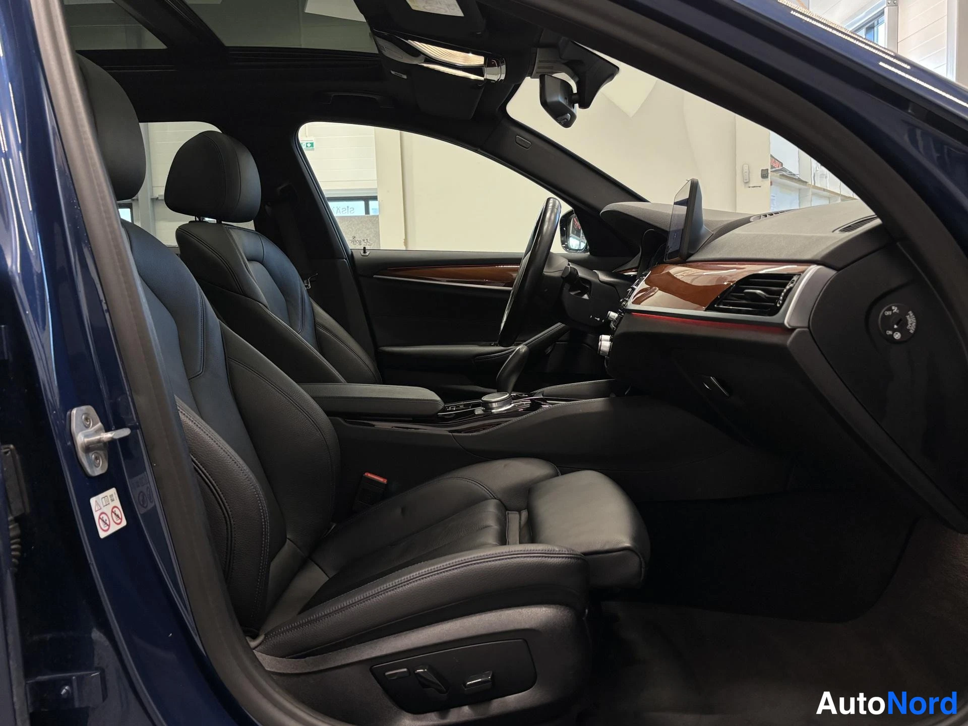 Sininen BMW 530d xDrive 2021, etuistuimet, kuva 13