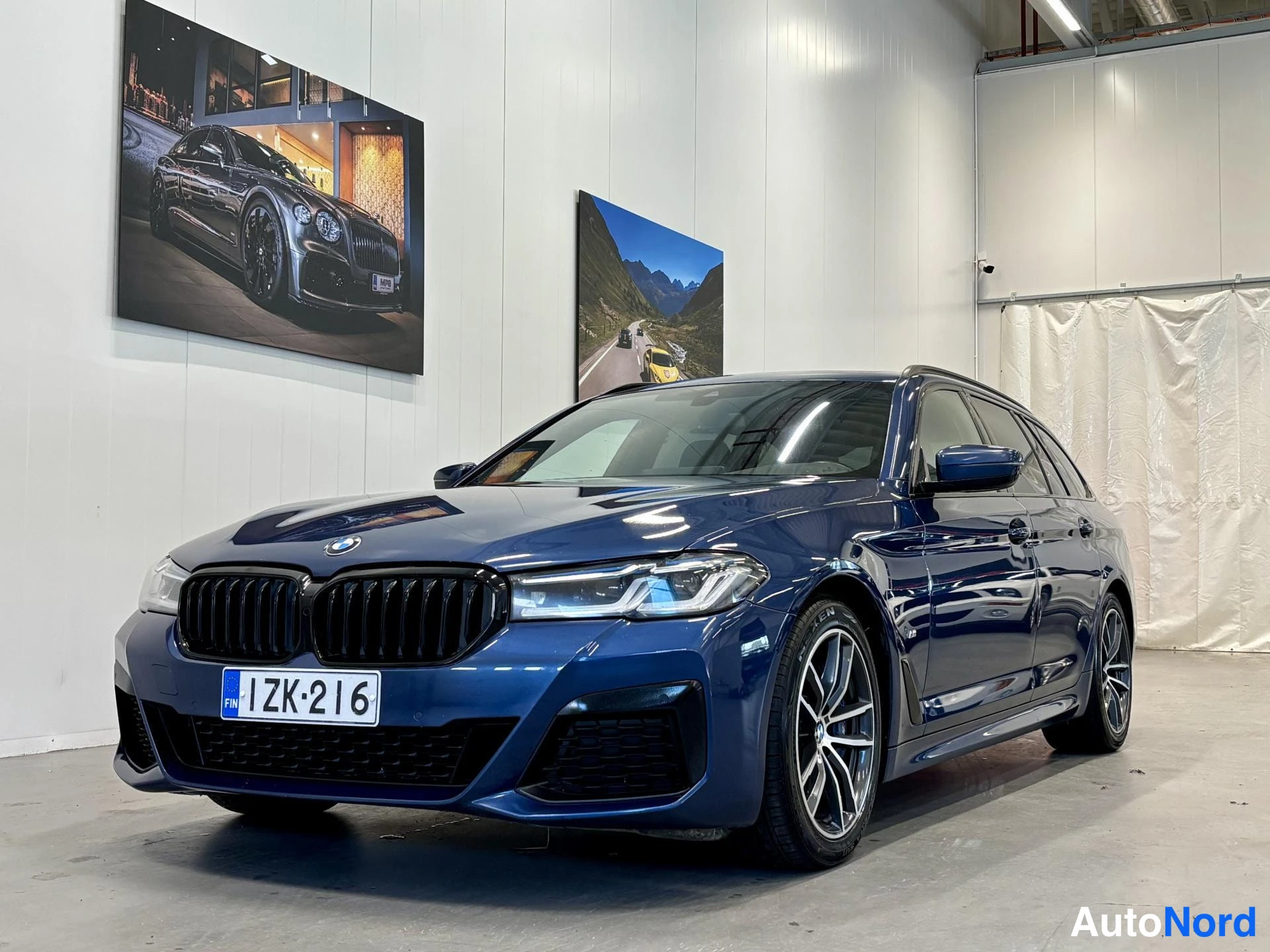 Sininen BMW 530d xDrive 2021, etuviisto, keula vasemmalle, kuva 4