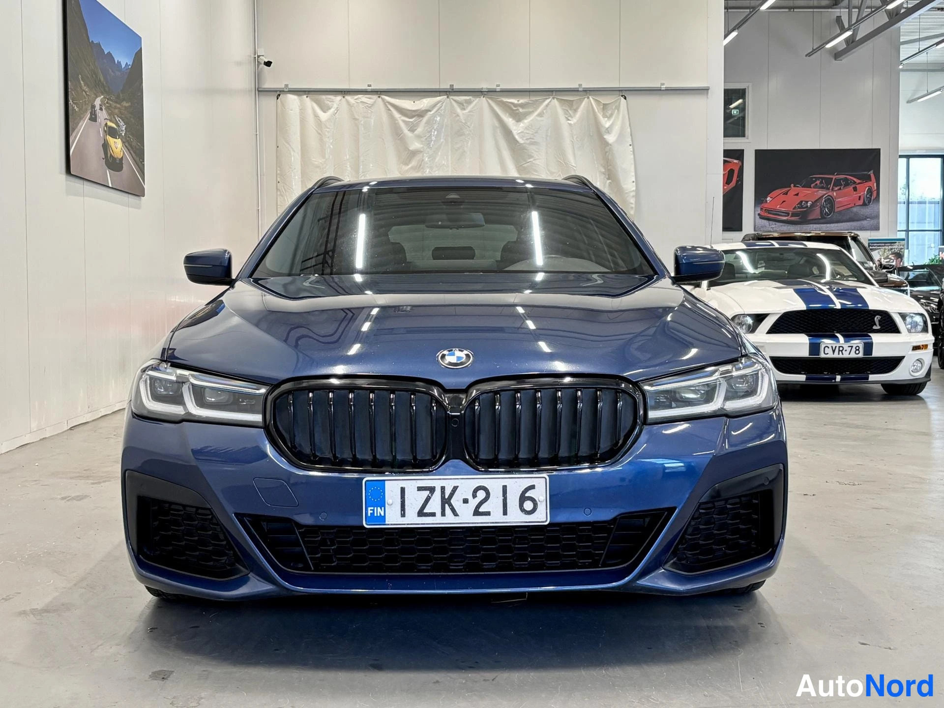 Sininen BMW 530d xDrive 2021, edestä, kuva 7