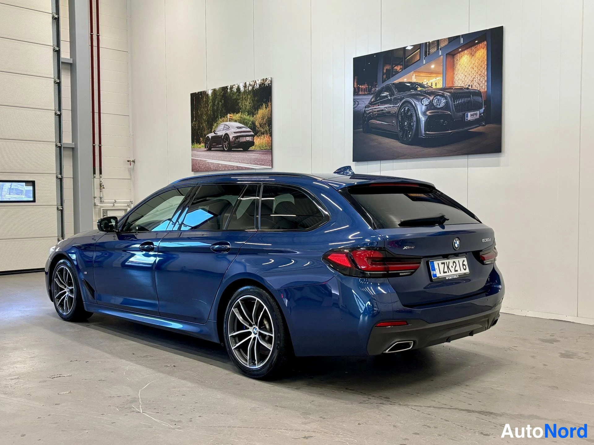 Sininen BMW 530d xDrive 2021, takaviisto, kuva 8