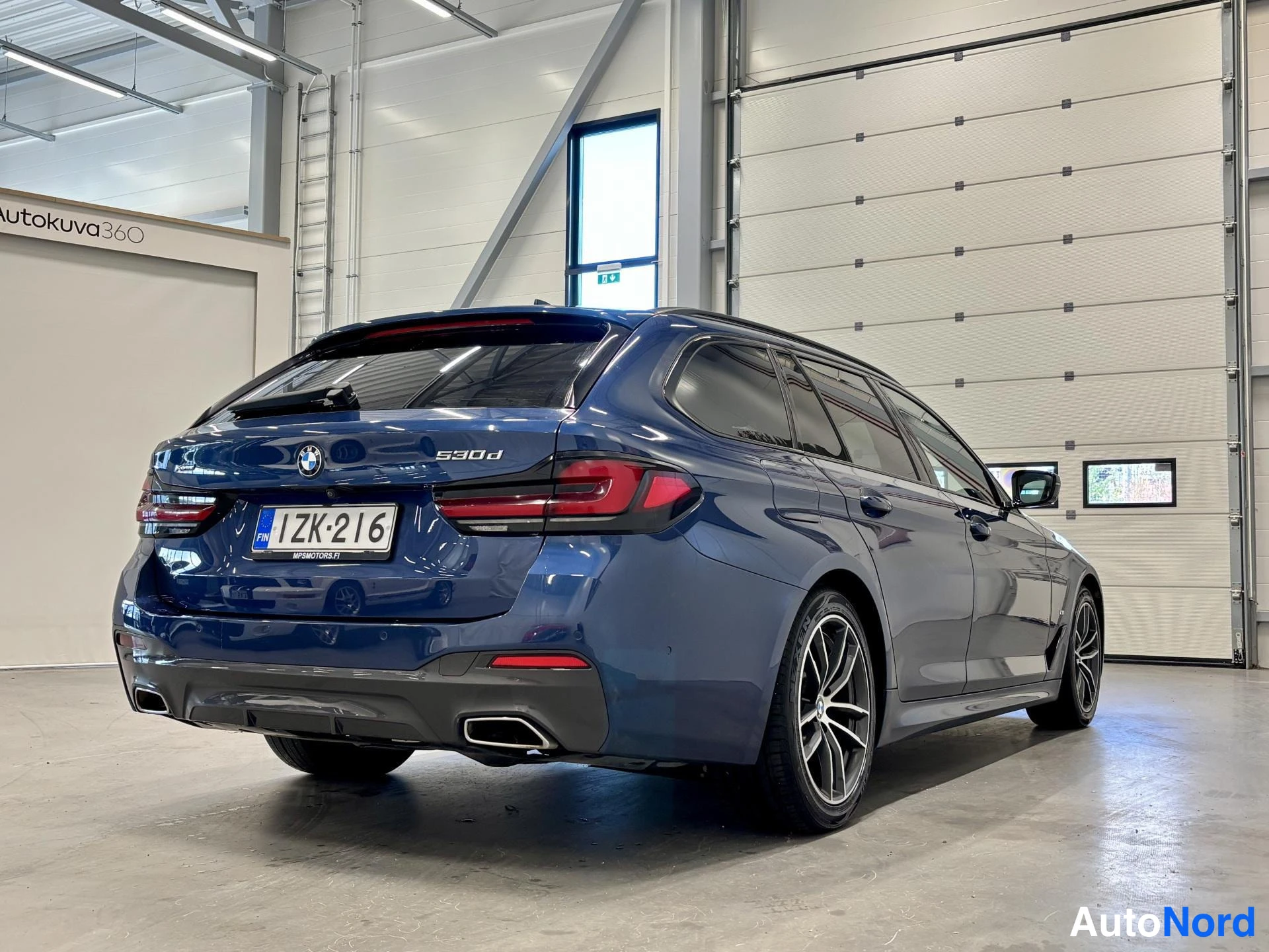 Sininen BMW 530d xDrive 2021, takaviisto, kuva 9