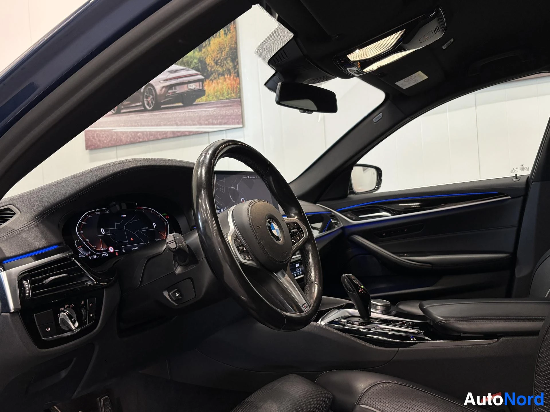 Sininen BMW 530d 2021, ohjaamo, kuva 10