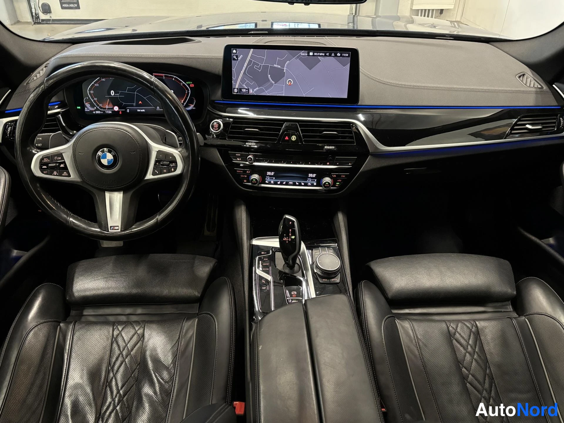 Sininen BMW 530d 2021, ohjaamo, kuva 11
