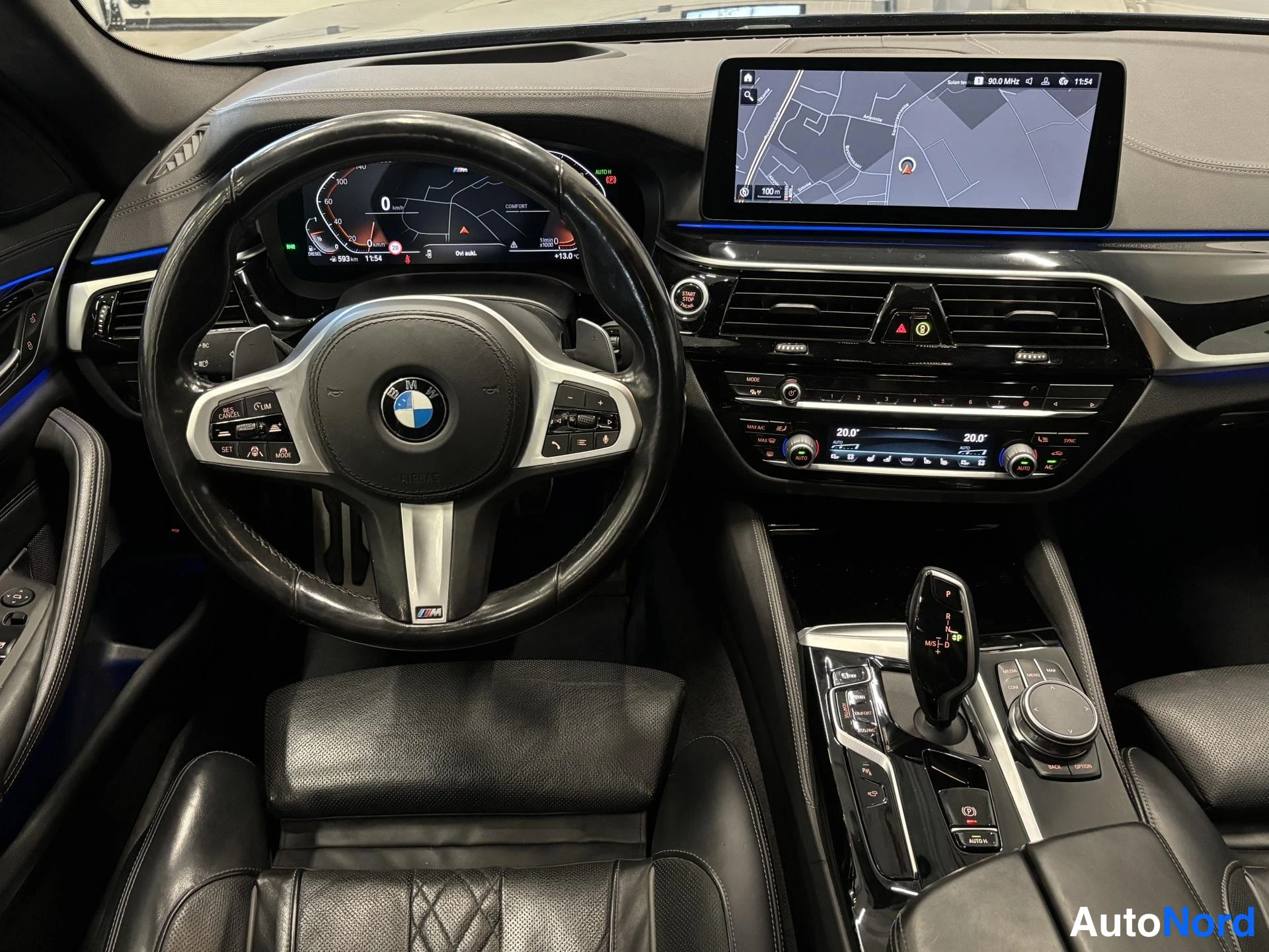 Sininen BMW 530d 2021, ohjaamo, kuva 12