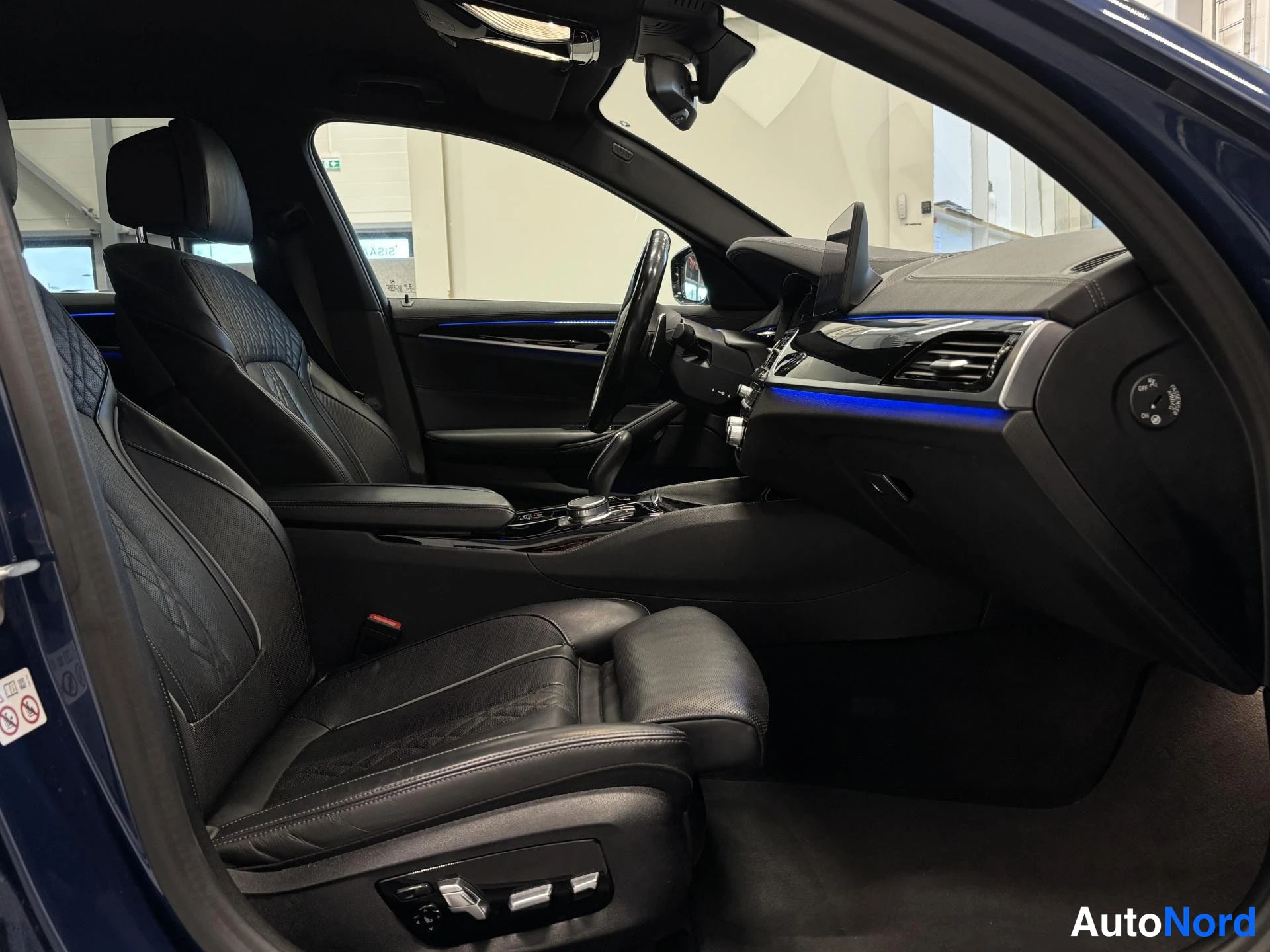 Sininen BMW 530d 2021, etuistuimet, kuva 15