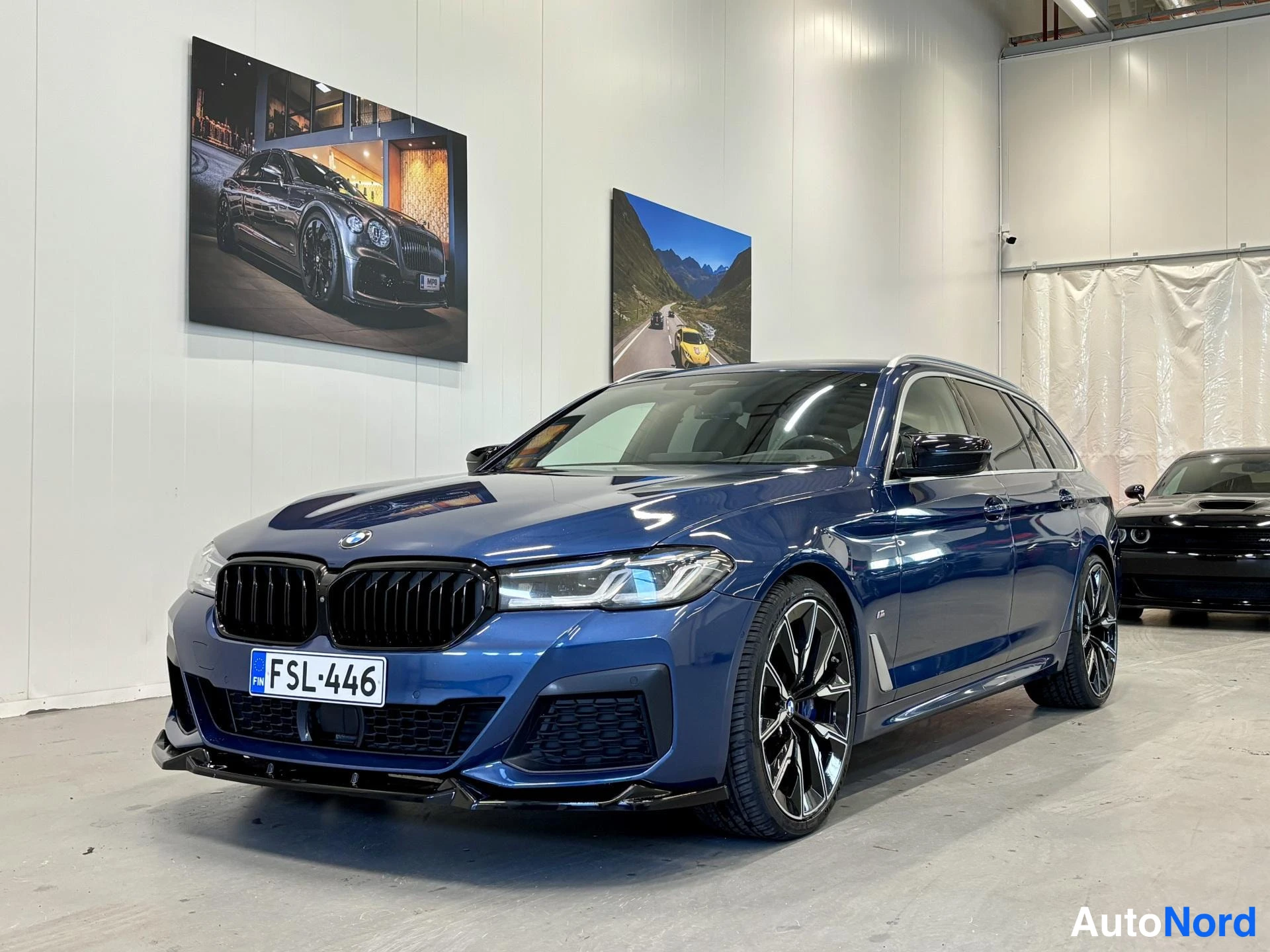 Sininen BMW 530d 2021, etuviisto, keula vasemmalle, kuva 4