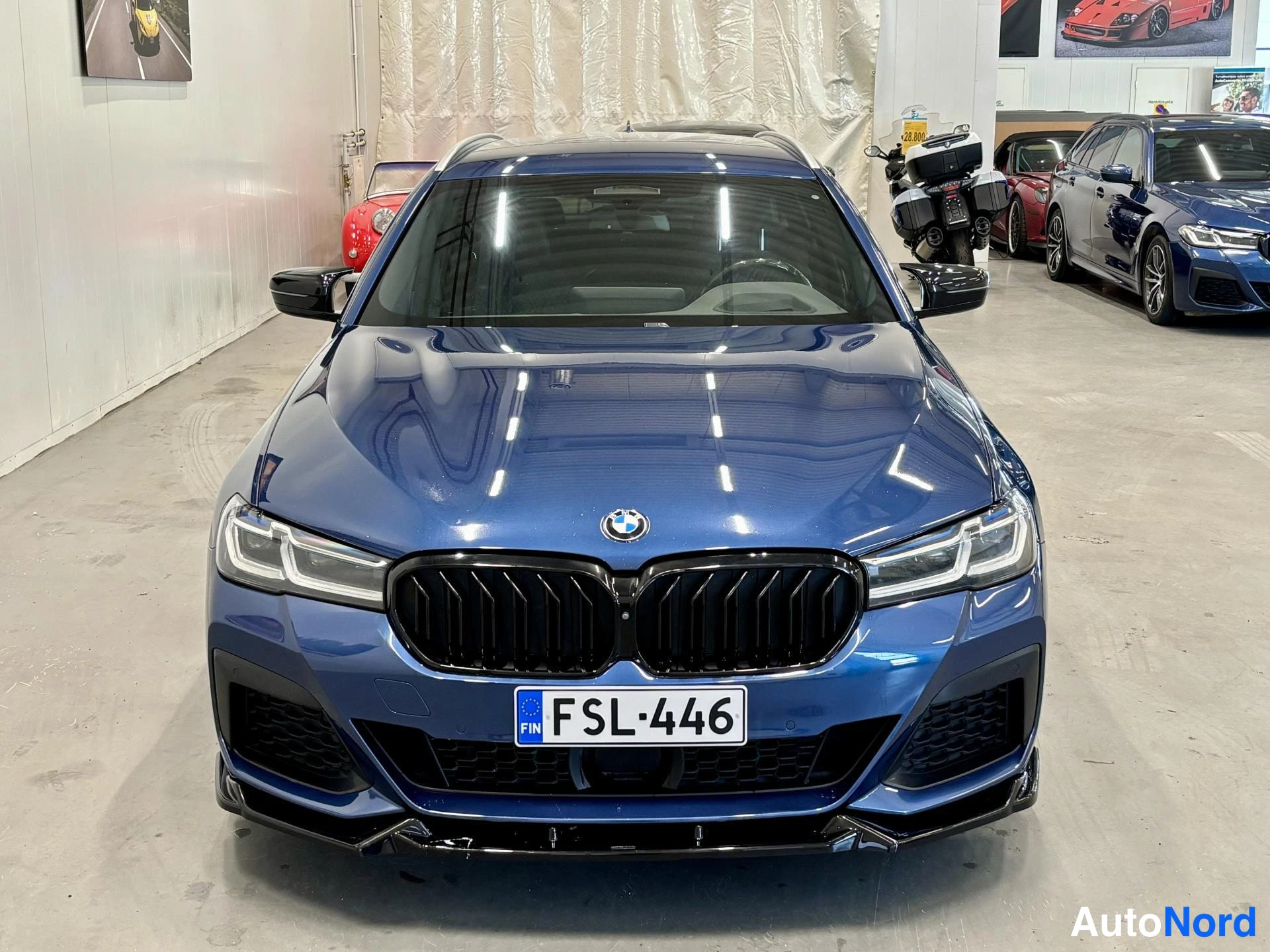Sininen BMW 530d 2021, edestä, kuva 7