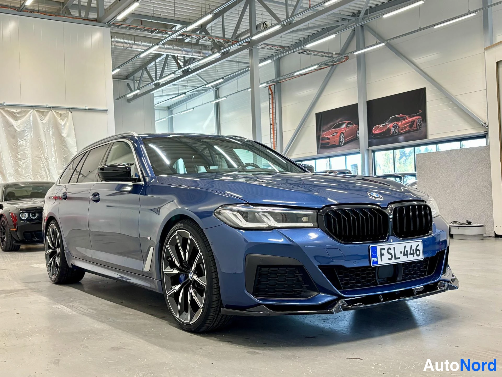Sininen BMW 530d 2021, etuviisto, keula oikealle, kuva 6