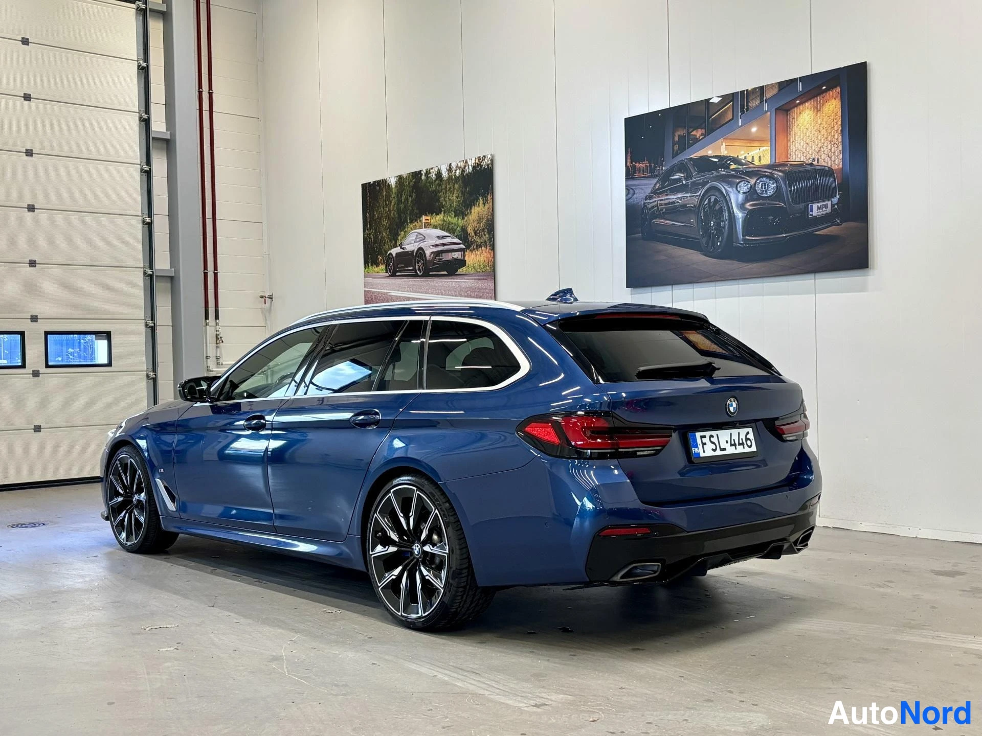 Sininen BMW 530d 2021, takaviisto, kuva 8