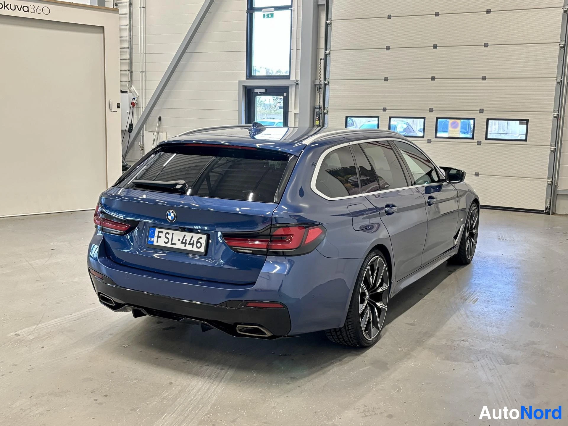 Sininen BMW 530d 2021, takaviisto, kuva 9