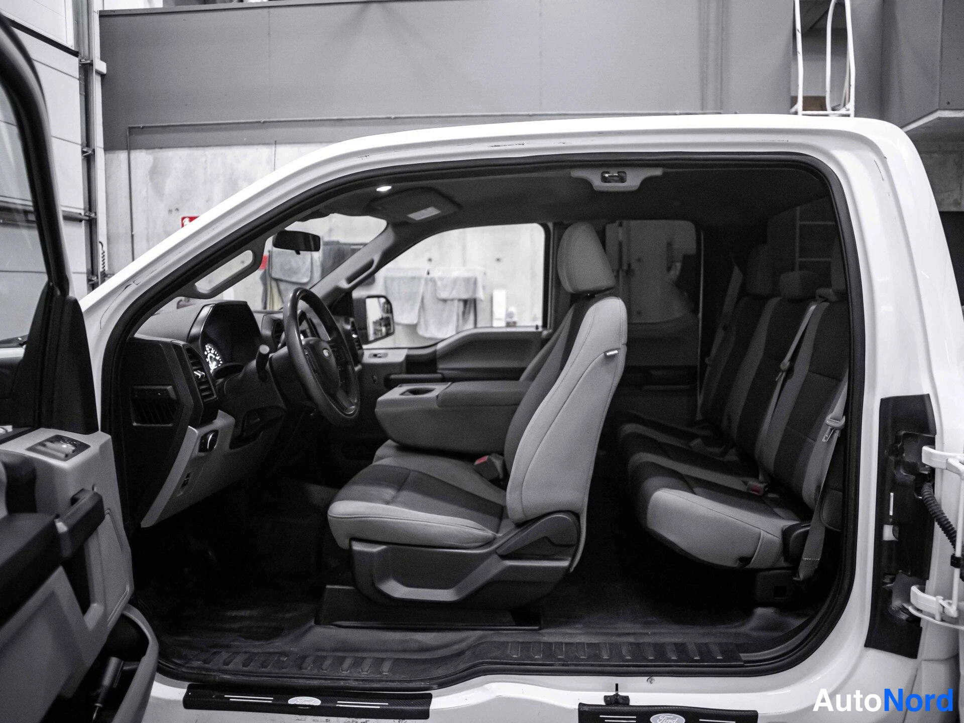 Valkoinen Ford F-150 2019, etuistuimet, kuva 13
