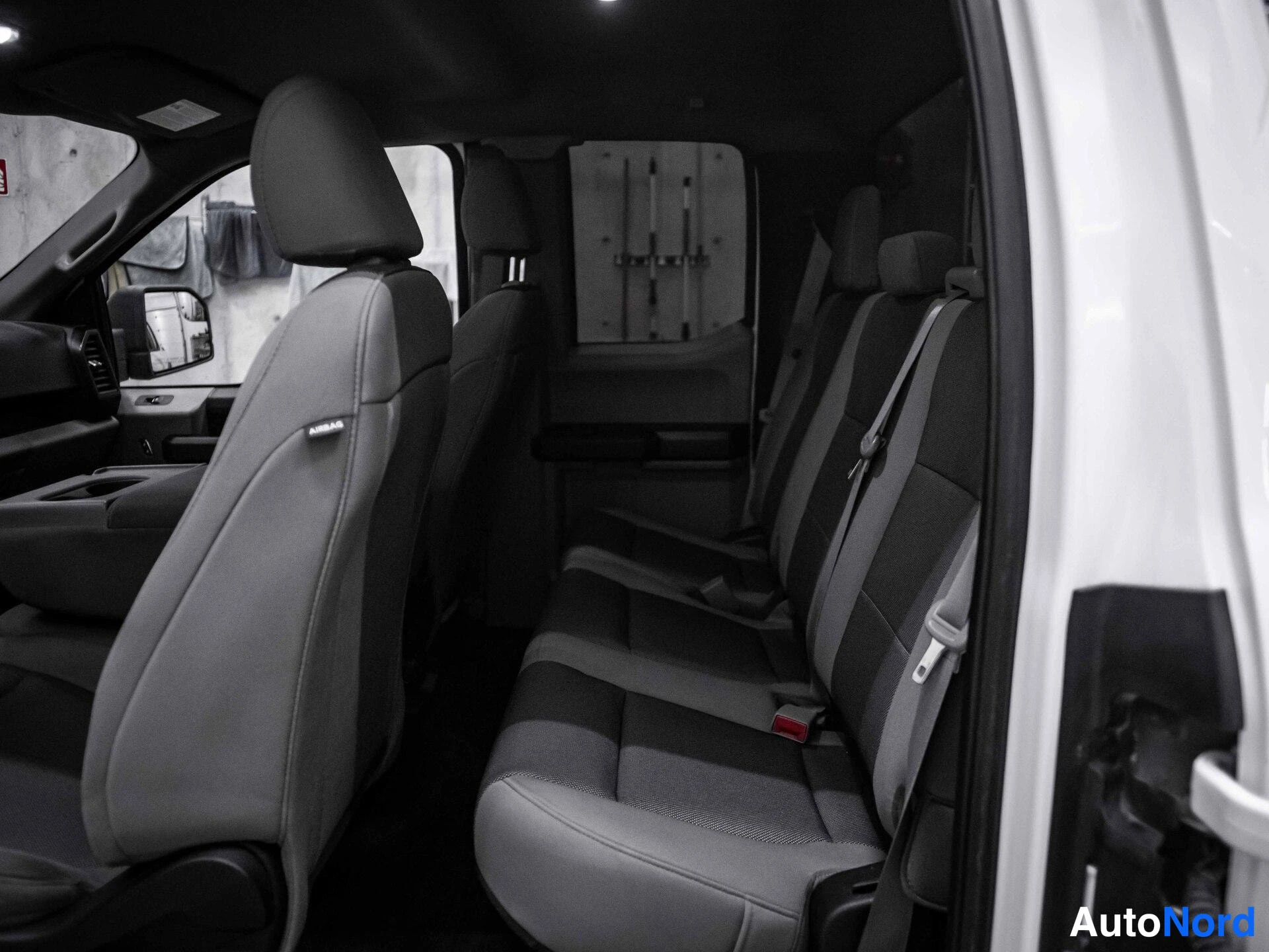 Valkoinen Ford F-150 2019, etuistuimet, kuva 14