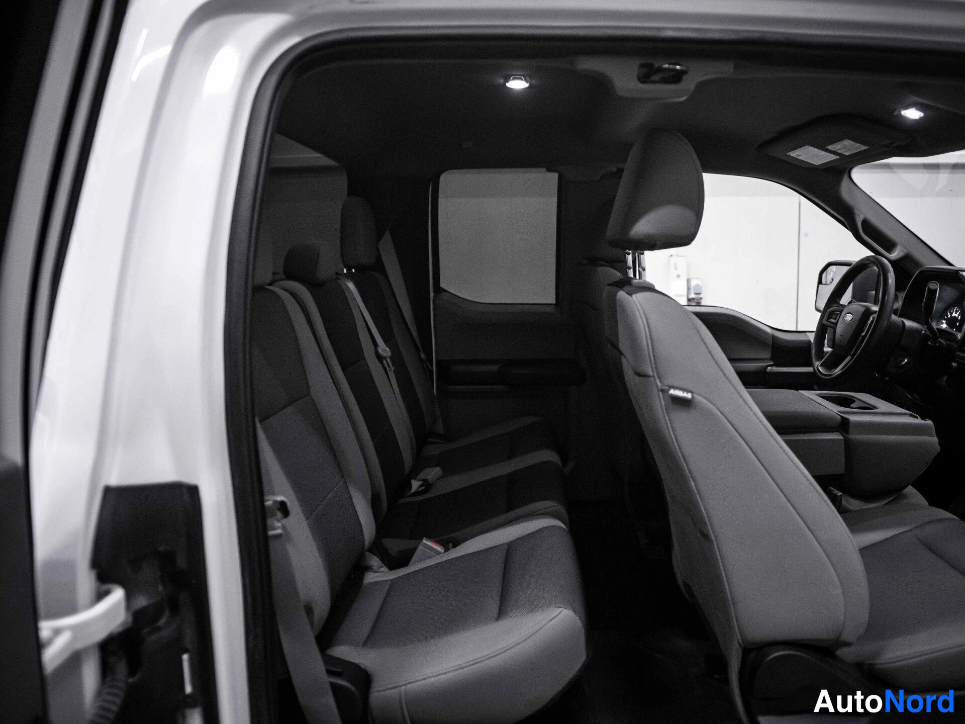 Valkoinen Ford F-150 2019, etuistuimet, kuva 15