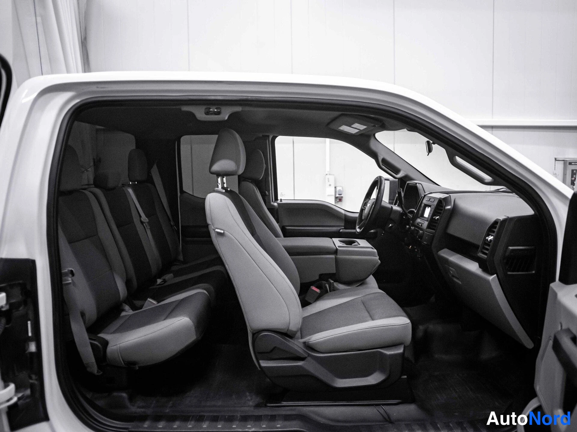 Valkoinen Ford F-150 2019, ohjaamo, kuva 9