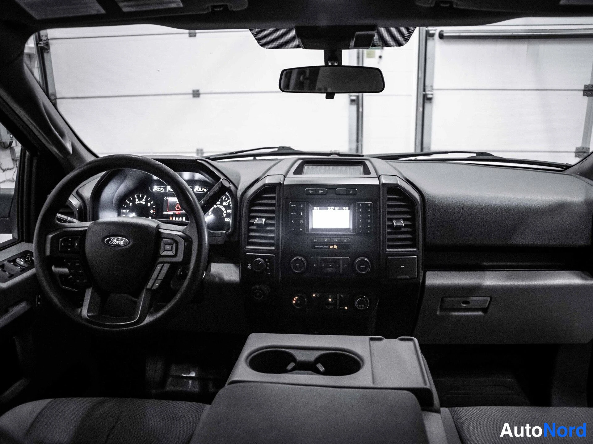 Valkoinen Ford F-150 2019, ohjaamo, kuva 11