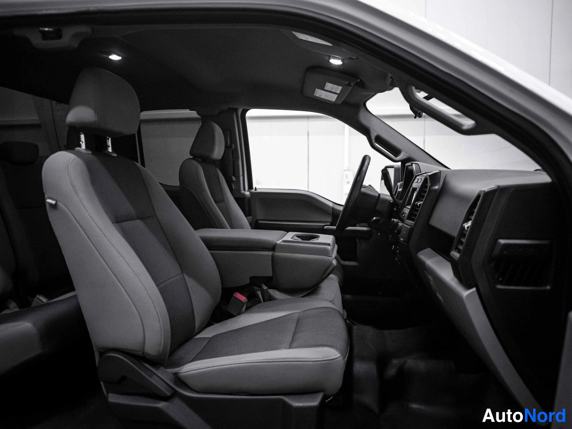 Valkoinen Ford F-150 2019, etuistuimet, kuva 16