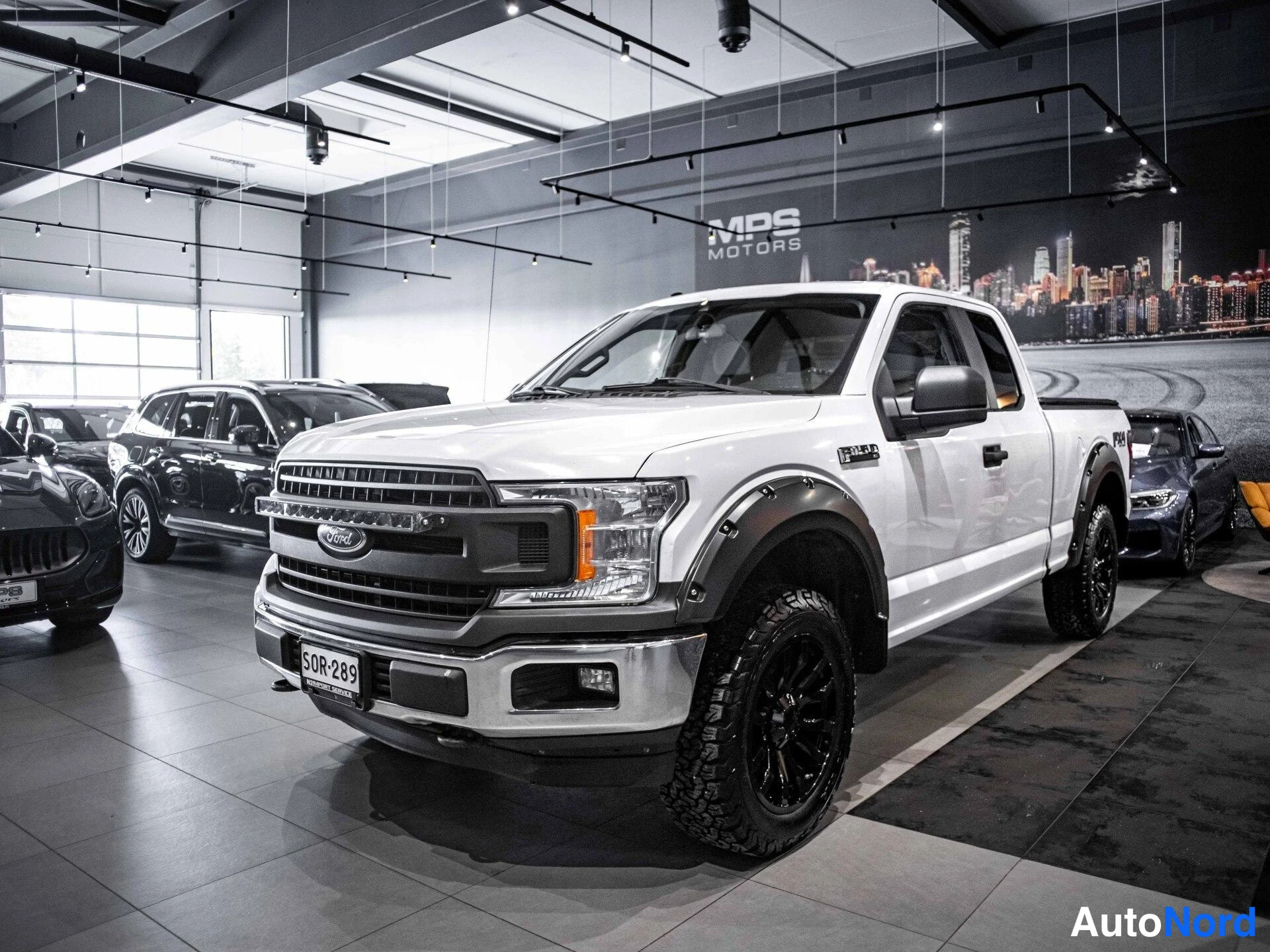Valkoinen Ford F-150 2019, etuviisto, keula vasemmalle, kuva 2