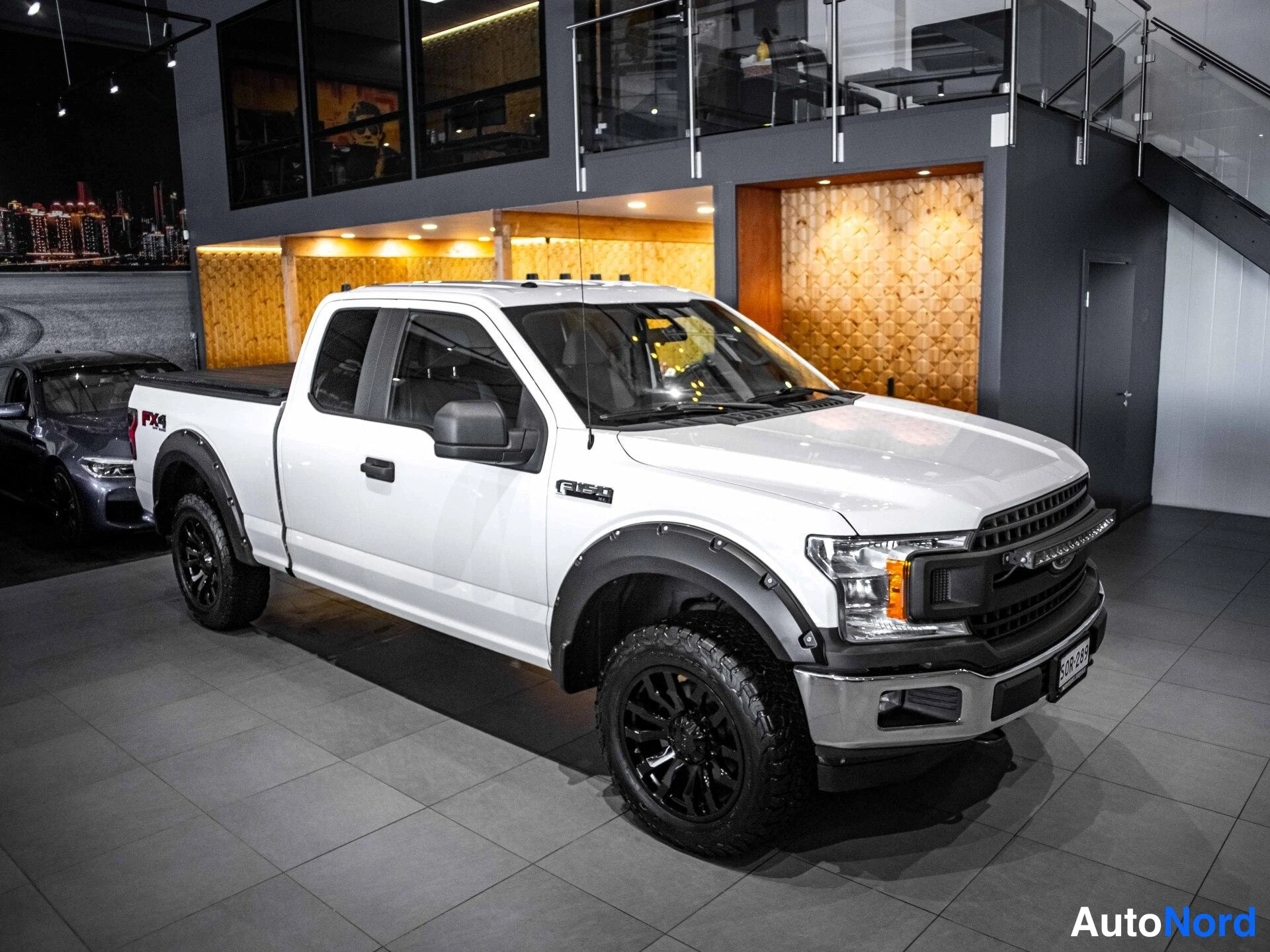 Valkoinen Ford F-150 2019, etuviisto, keula oikealle, kuva 3
