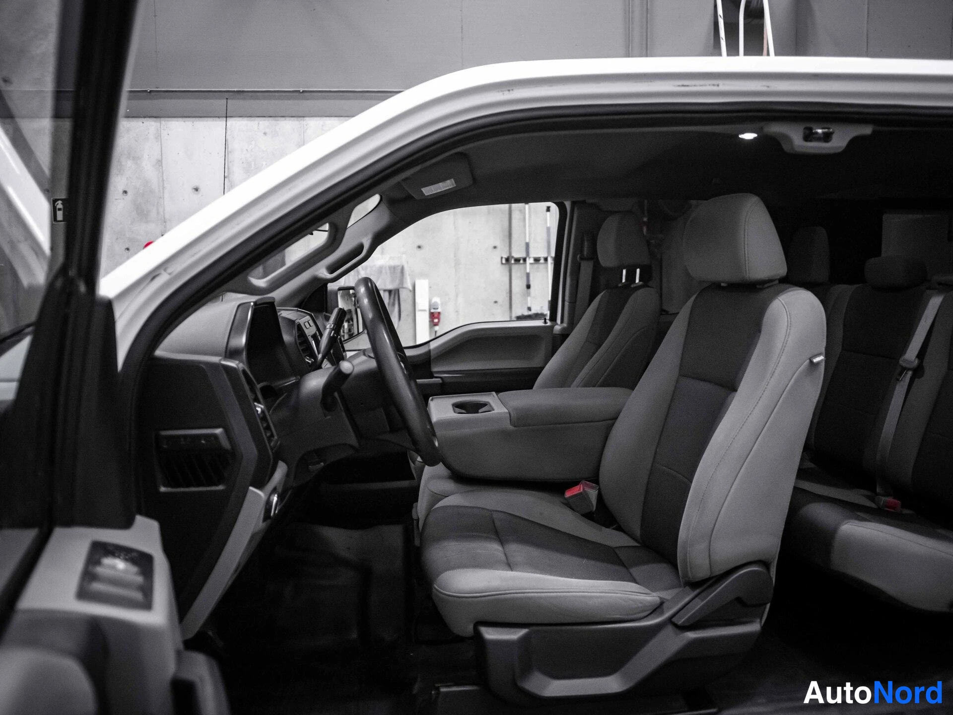 Valkoinen Ford F-150 2019, etuistuimet, kuva 12