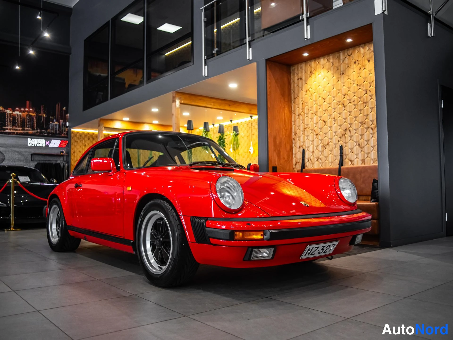 Punainen Porsche 911 1985, etuviisto, keula oikealle, kuva 3