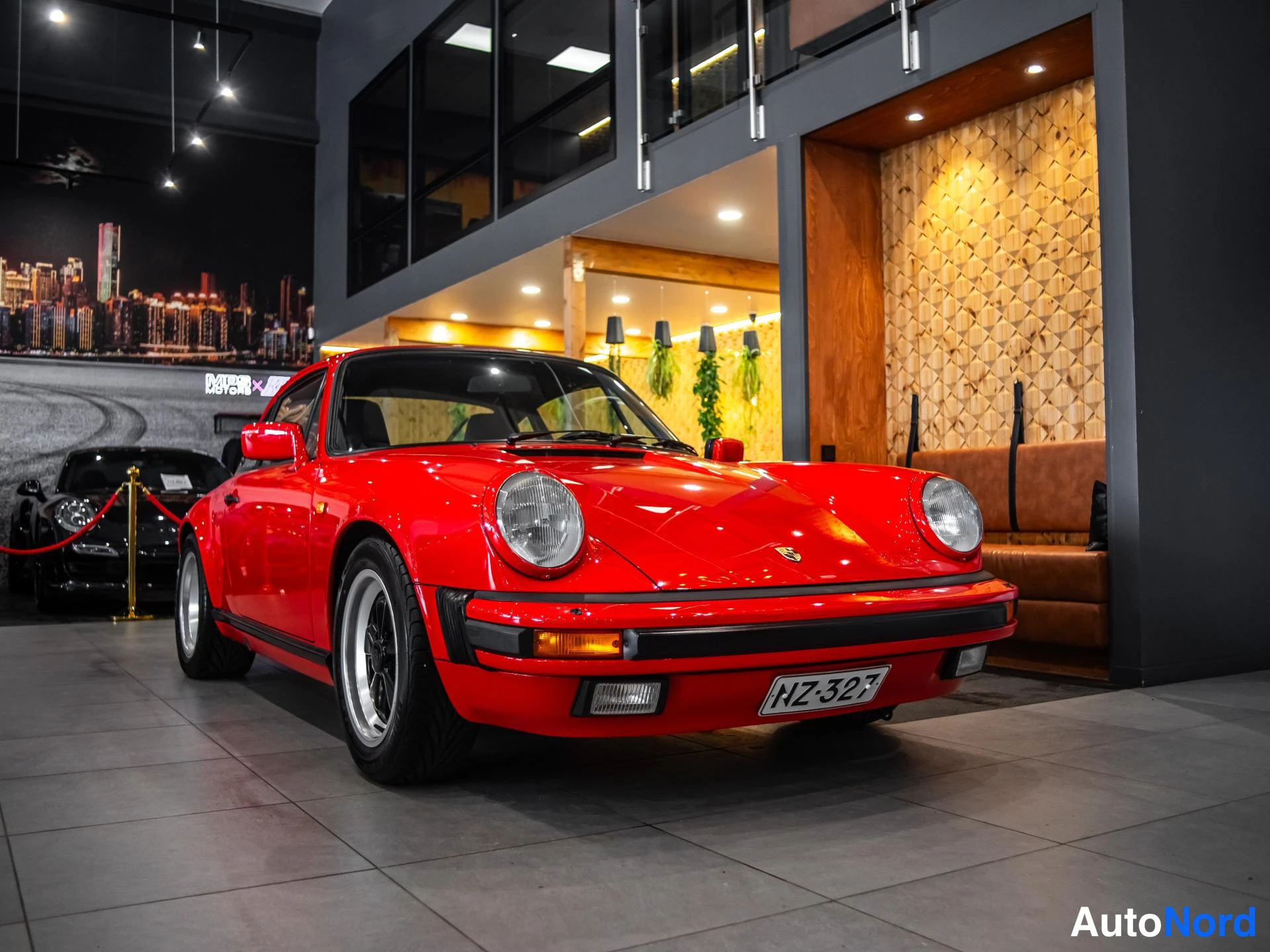 Punainen Porsche 911 1985, etuviisto, keula oikealle, kuva 4