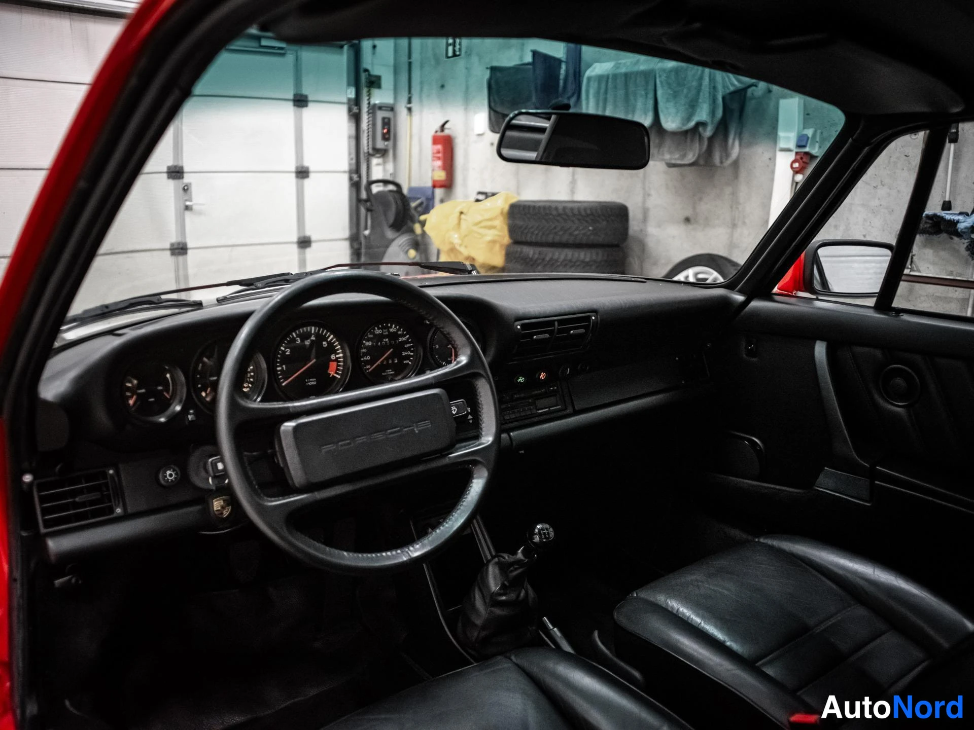 Punainen Porsche 911 1985, ohjaamo, kuva 9