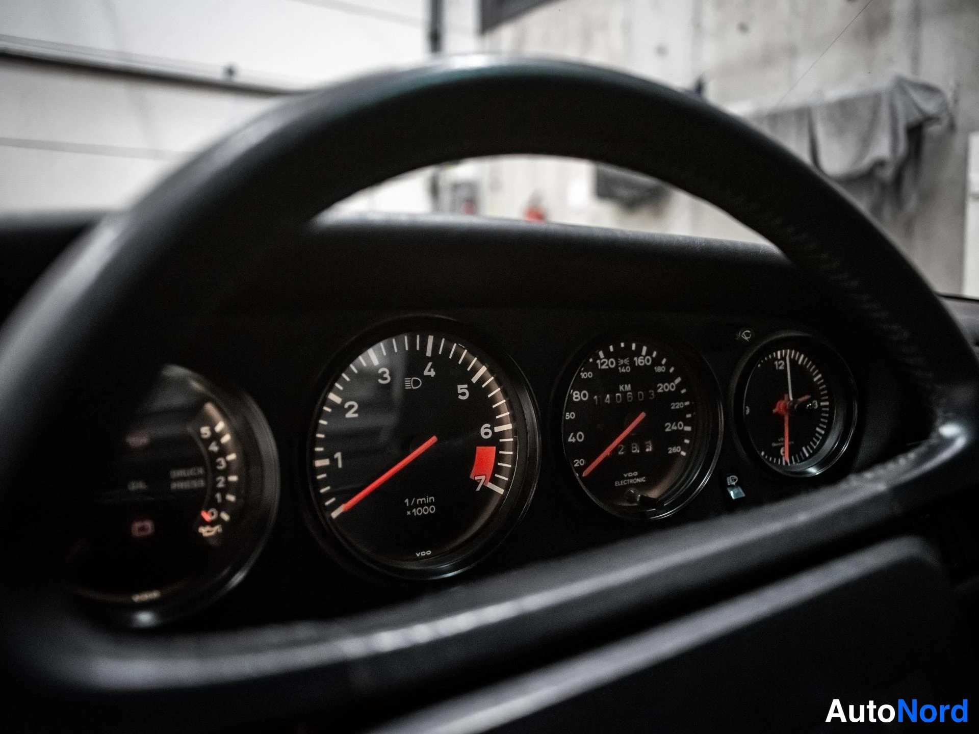 Punainen Porsche 911 1985, yksityiskohta, kuva 17