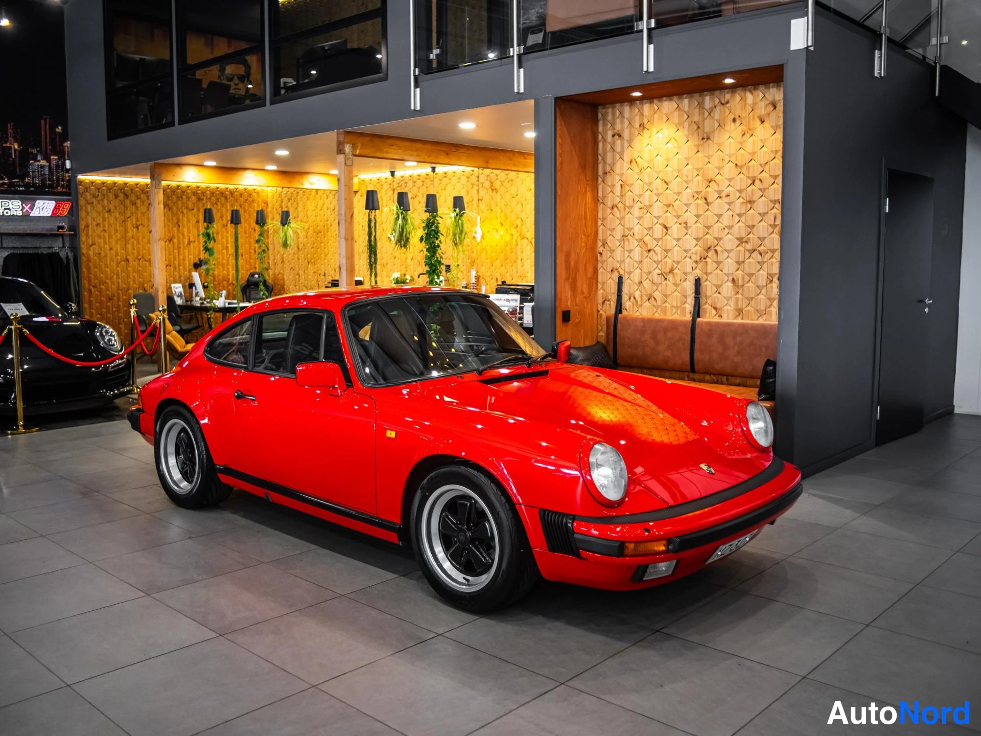 Punainen Porsche 911 1985, etuviisto, keula oikealle, kuva 2