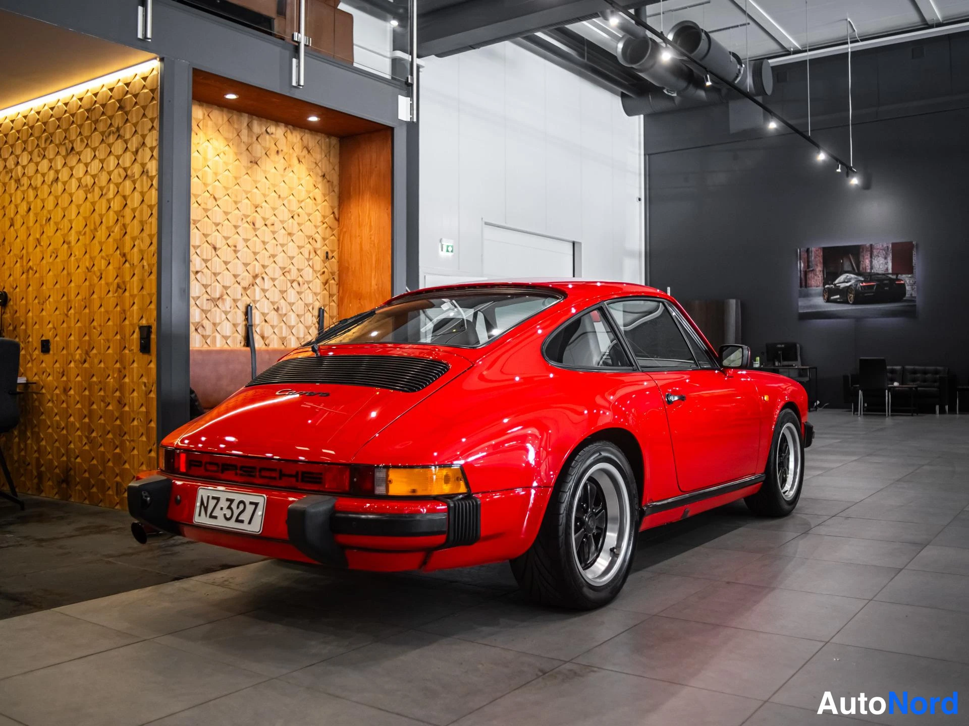 Punainen Porsche 911 1985, takaviisto, kuva 6